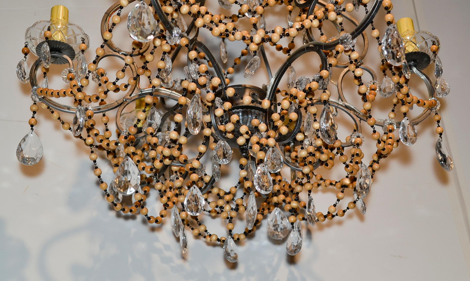 Ravissant lustre italien à 6 lumières perlées du début du 29e siècle.