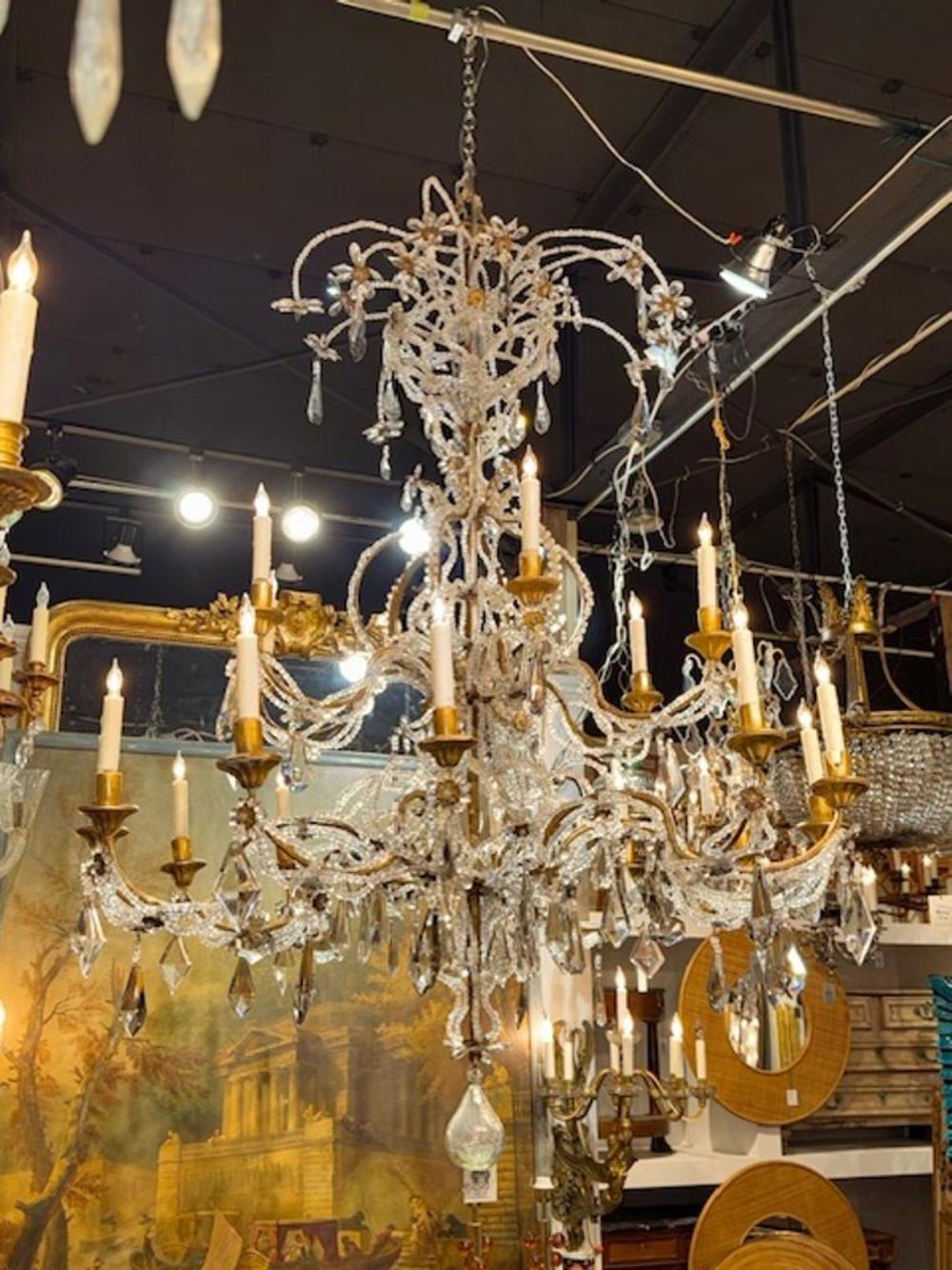 Grande lampadario italiano del XIX secolo in cristallo perlato e legno dorato. Circa 1870. Il lampadario è stato ricablato professionalmente e viene fornito con catena e baldacchino coordinati. È pronto per essere appeso! 64H x 50W