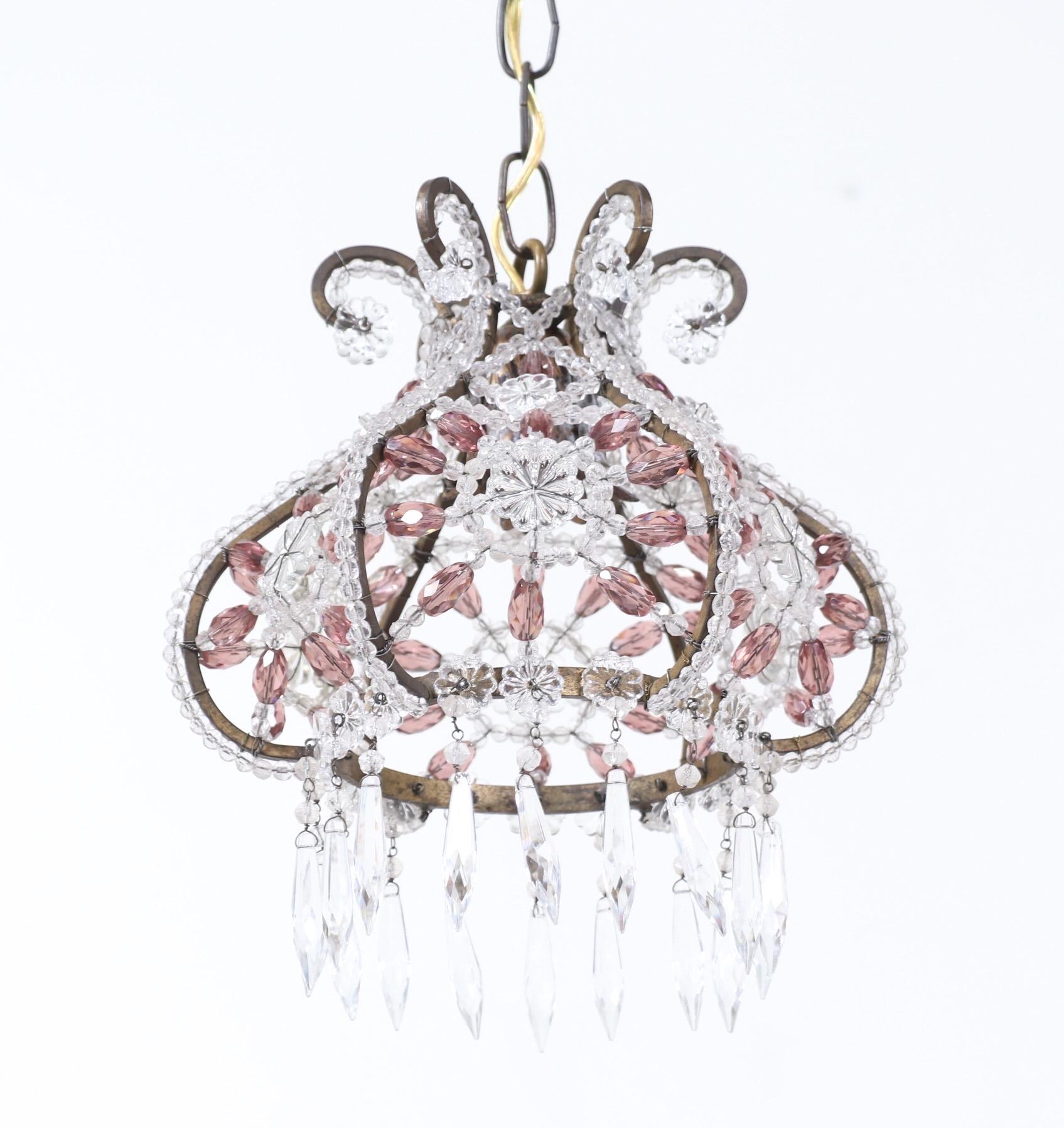 Squisita catena con perline di cristallo italiana degli anni '50 a forma di piccola corona. 

Questo lampadario in scala ridotta è perfetto per aggiungere un senso di italianità a qualsiasi interno. 

Cablato di recente e funzionante. Richiede 1