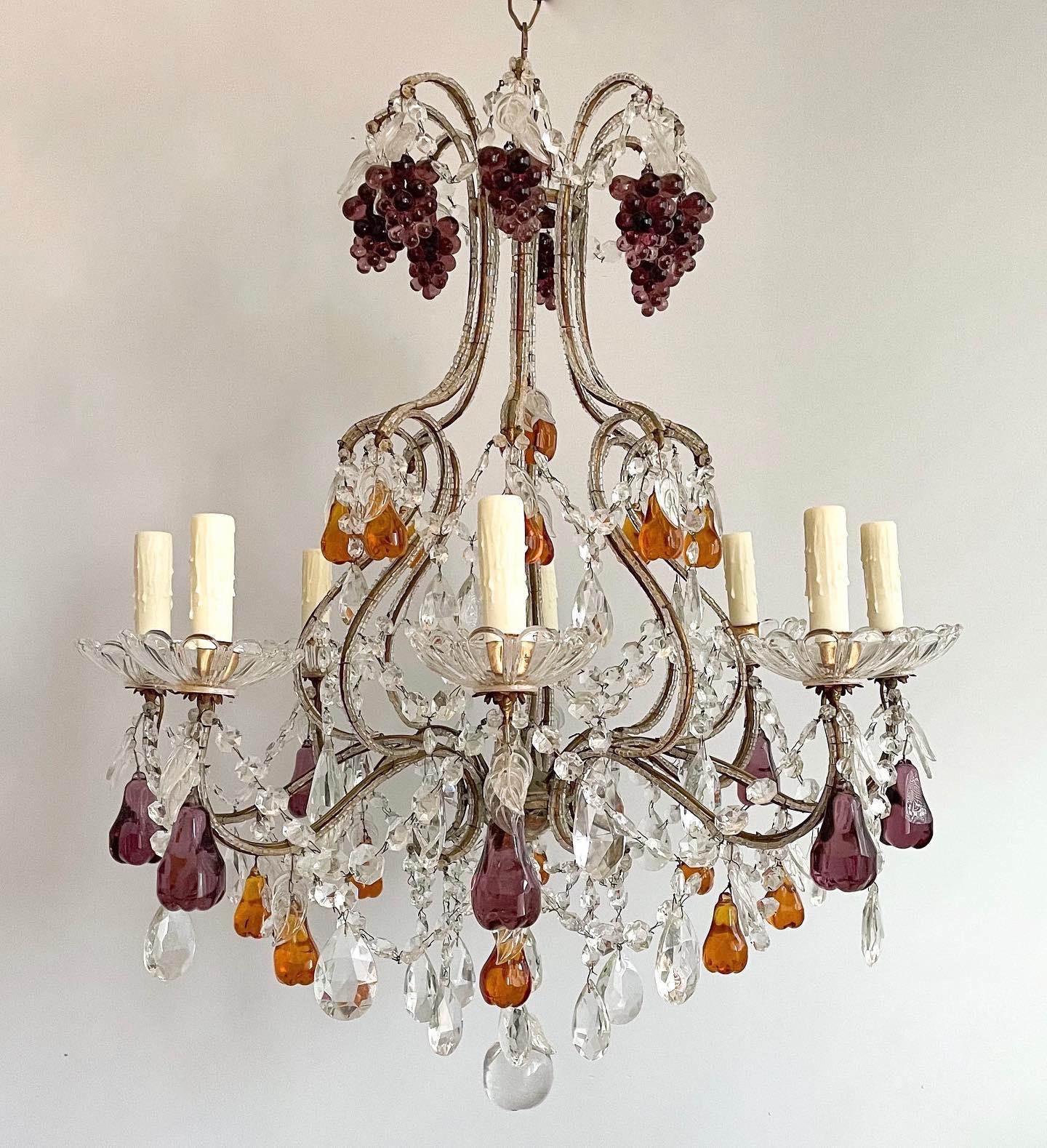 Fabuleux lustre italien des années 1950 en fer doré et cristal avec décorations de fruits en verre de Murano.

 Le lustre se compose d'un cadre en fer doré à volutes gracieuses et d'un assortiment de fruits en verre comprenant des grappes de