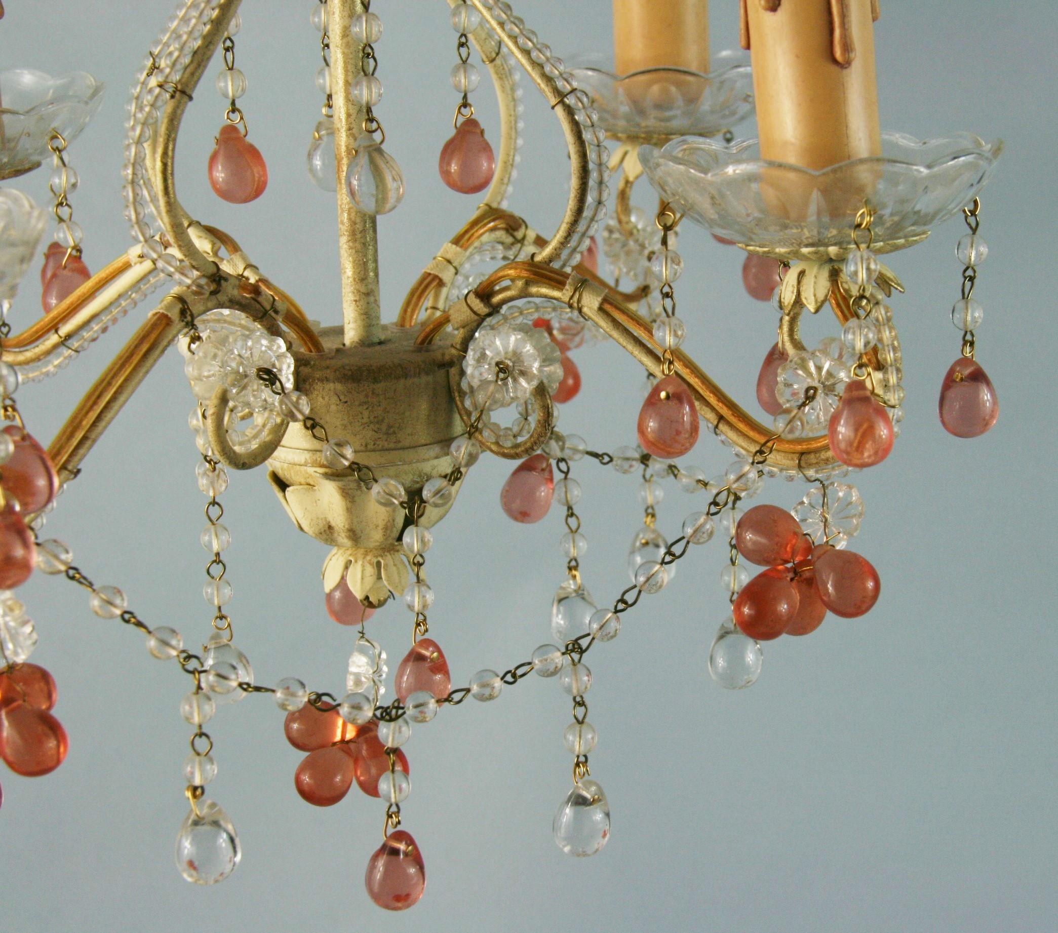 Araña italiana de 4 luces de cristal con gotas de uva rosa Años 60 en Bueno estado para la venta en Douglas Manor, NY