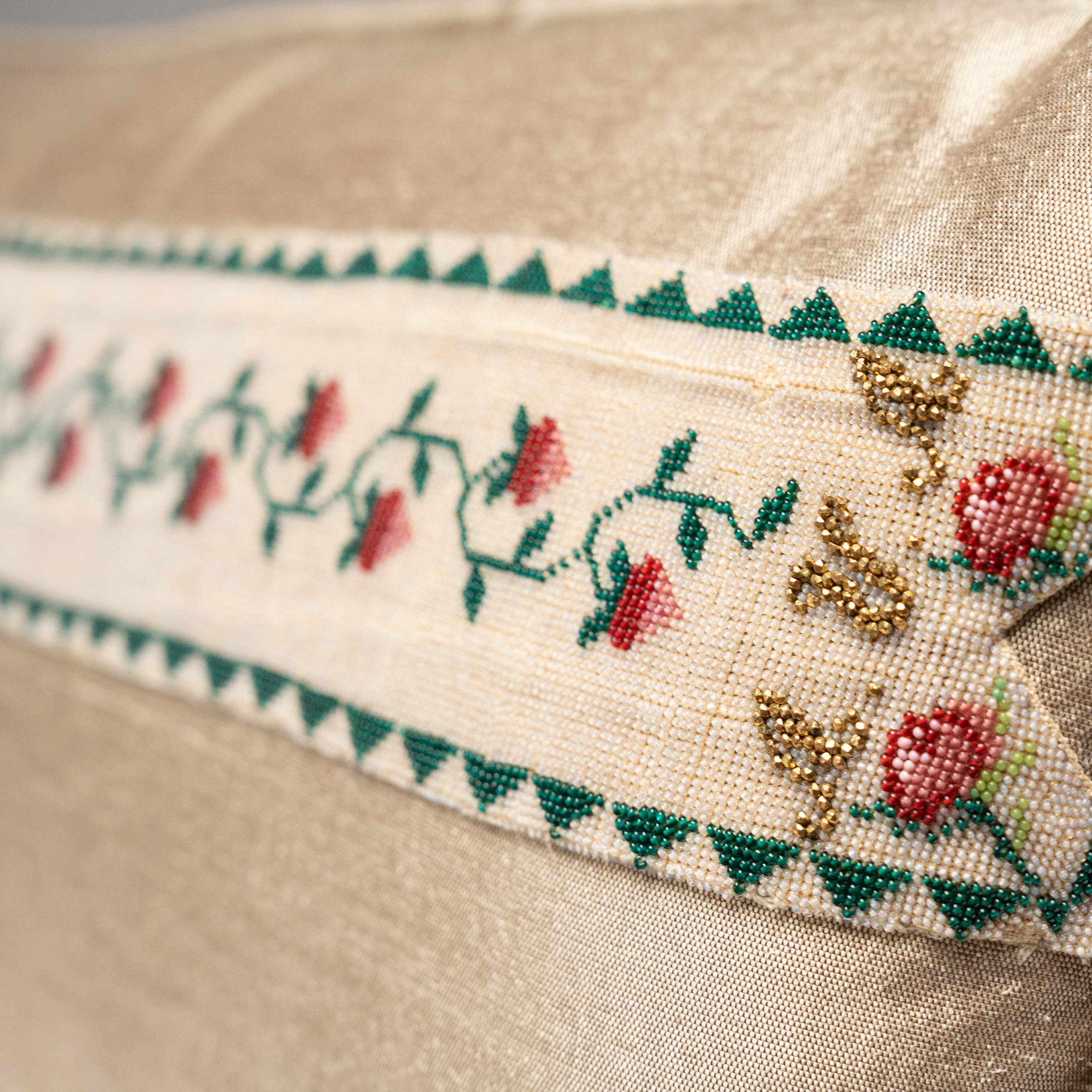 Italienische Perlen Rose Throw Kissen (Perlenbesetzt) im Angebot