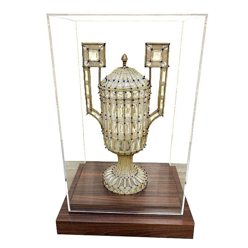 Konstruktion aus Kristallglasperlen, facettiertem Glas und Metallbehältern. Dieses Lampenpaar im klassischen Stil hat einen zylindrischen Schirm mit rundem Sockel und mäanderförmigen Griffen mit verspiegelter Abdeckung und hohem Bogen. Sie sind