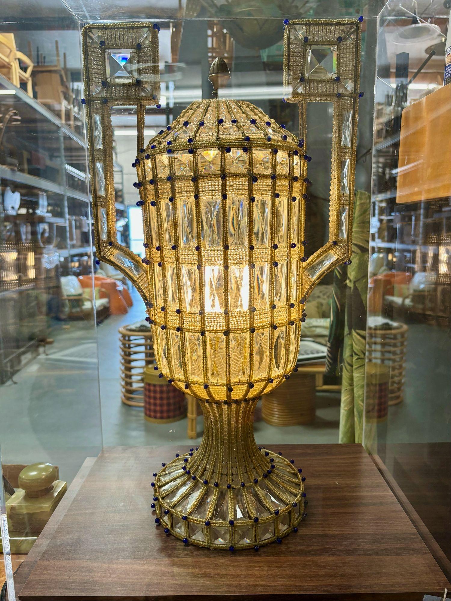 Italienische Vasenlampe aus Glas und geschliffenem Kristall mit Perlenstickerei im Koffer im Angebot 2