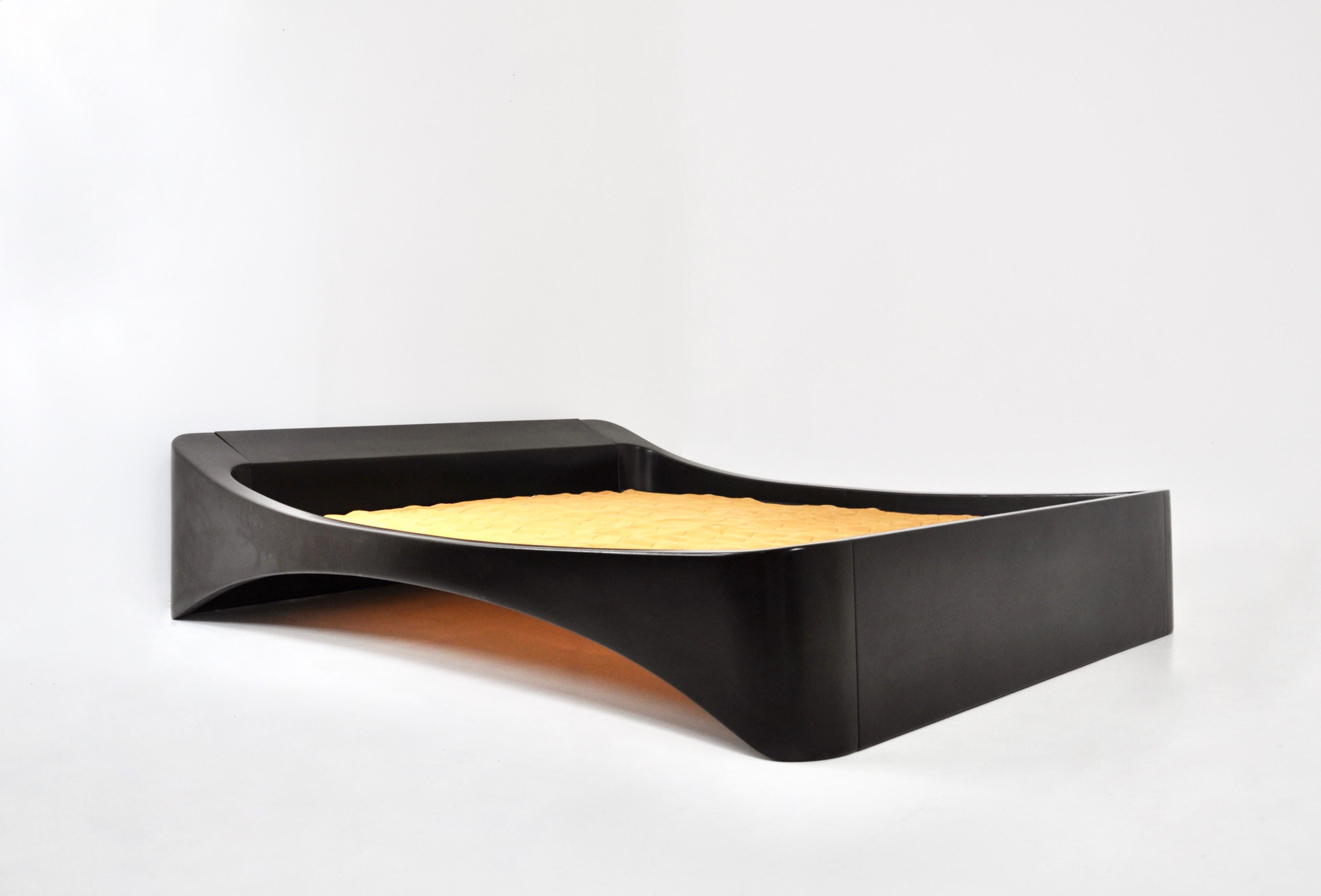 Dark brown fiberglass bed designed by Astarte Milan in the 1970s. It is composed of 4 modules that are fixed together. It has the original metal base and original protective cover. Wear due to time and age of the bed.
For shipping, request us for