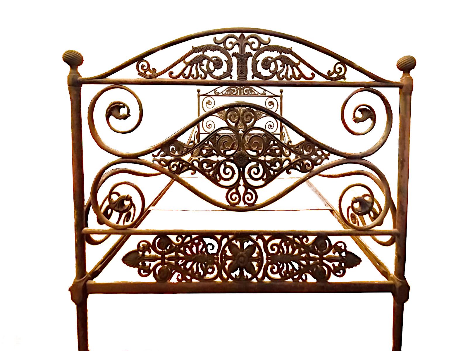 Italian bed from the 19th century in wrought iron

The timeless elegance of this early nineteenth-century Italian queen-size bed, meticulously handcrafted in wrought iron
The bed has a solid, large structure and shows considerable attention to