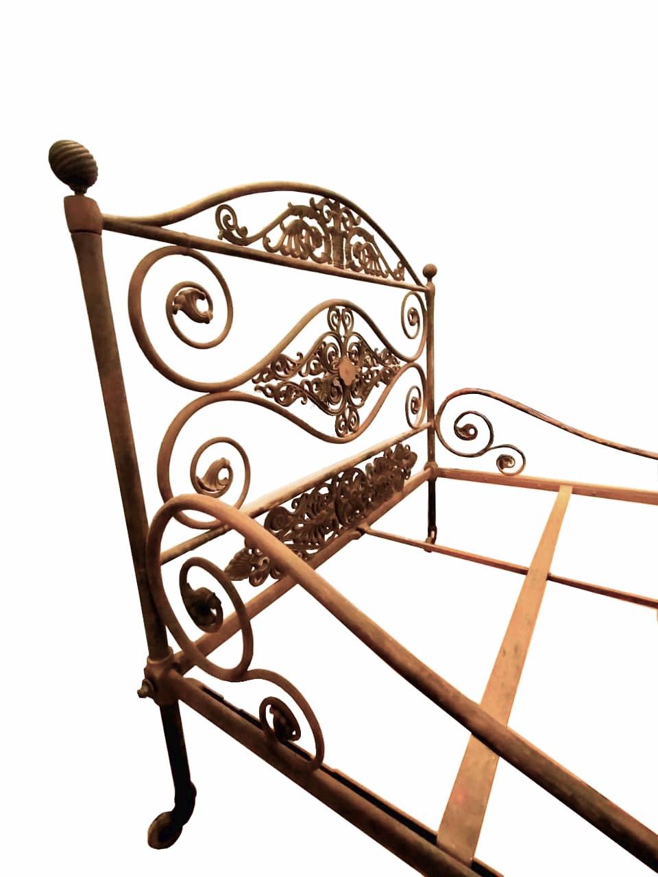 Italian bed from the 19th century in wrought iron In Fair Condition For Sale In Cesena, FC