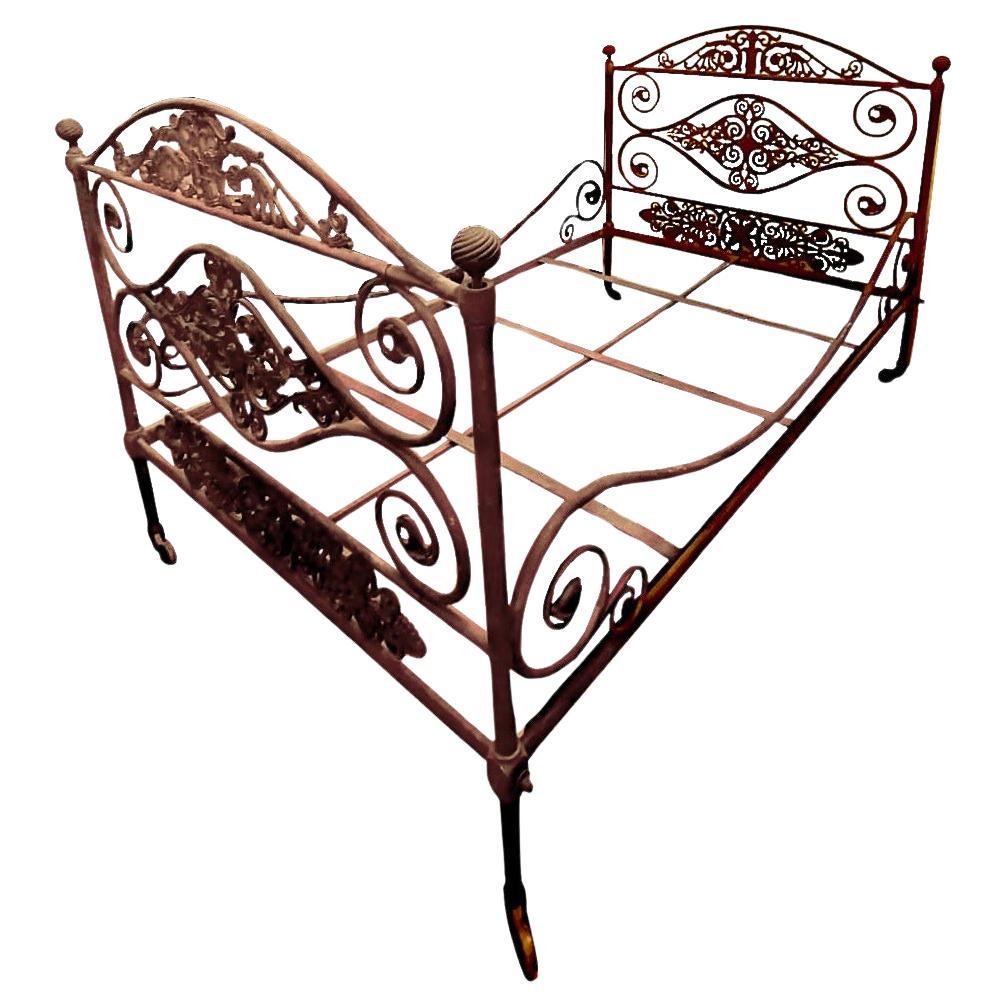 Italian bed from the 19th century in wrought iron For Sale