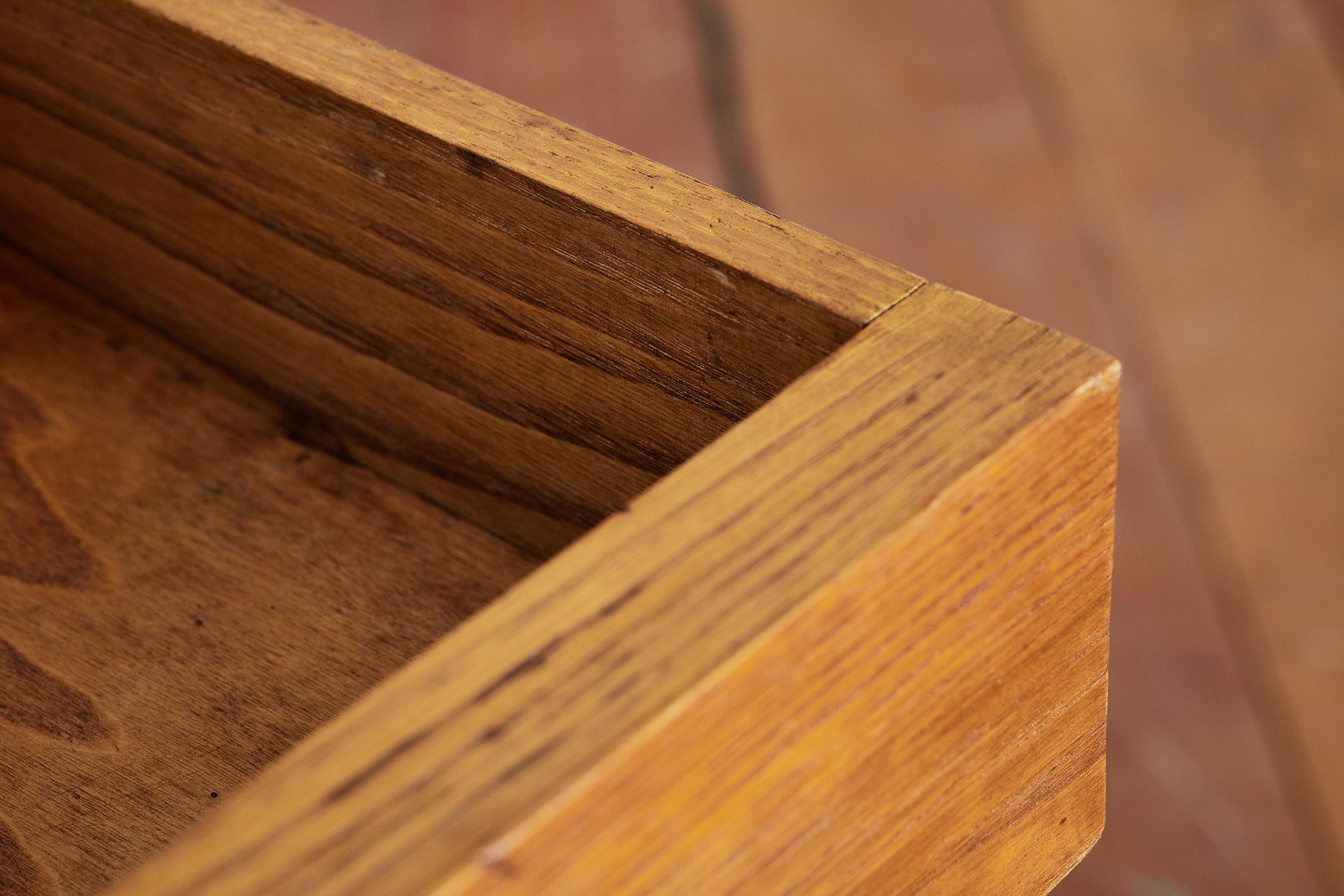 Italian Bedside Tables 10