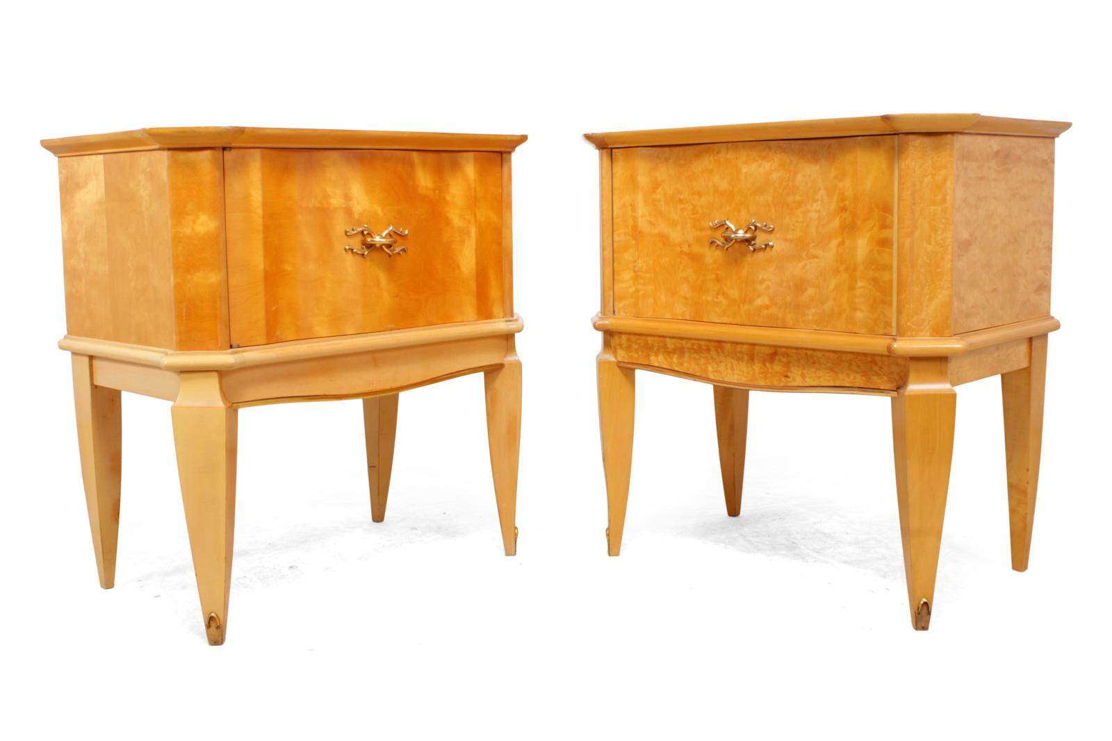 Italian bedside tables in satin birch
A pair of Italian midcentury bedside cabinets with single opposite opening doors, brass handles and feet tips, the bedsides are in very good condition

Age: 1950

Style: Italian

Material: Satin