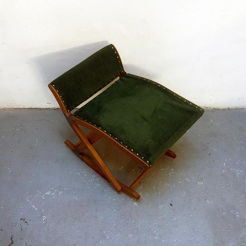 Italian beech and velvet traveling stool, 1950s.

Rocking stool that can be folded as preferred, it's covered with a green velvet origill fabric.
This was an early 1900 period stool use from the painter's 