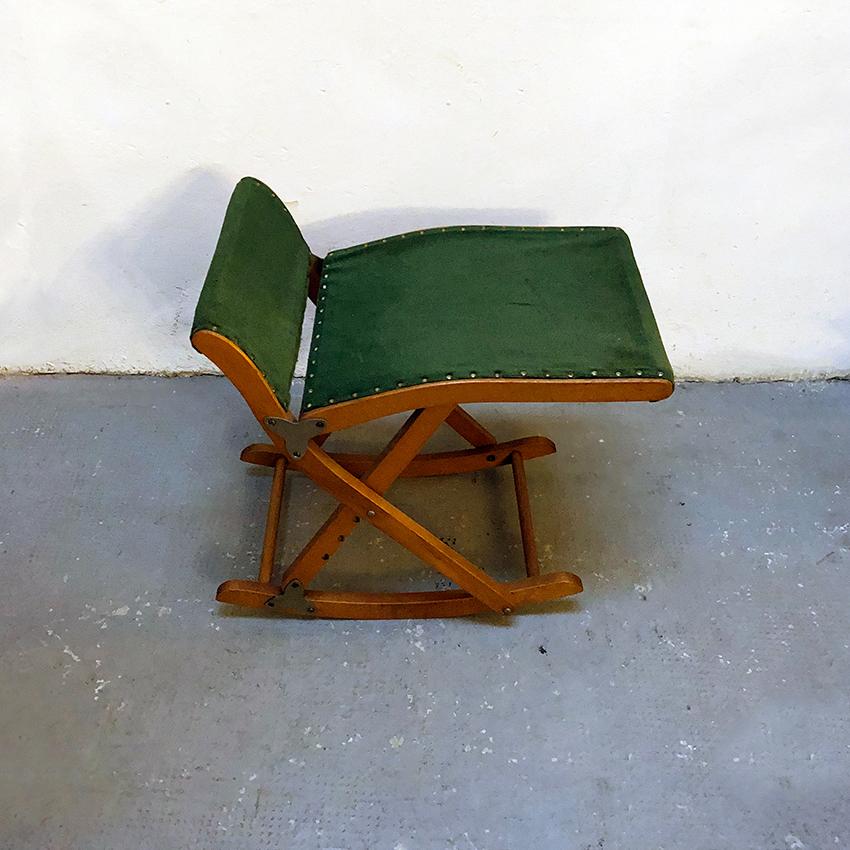 Italian Beech and Green Velvet Traveling Stool, 1950s In Good Condition For Sale In MIlano, IT