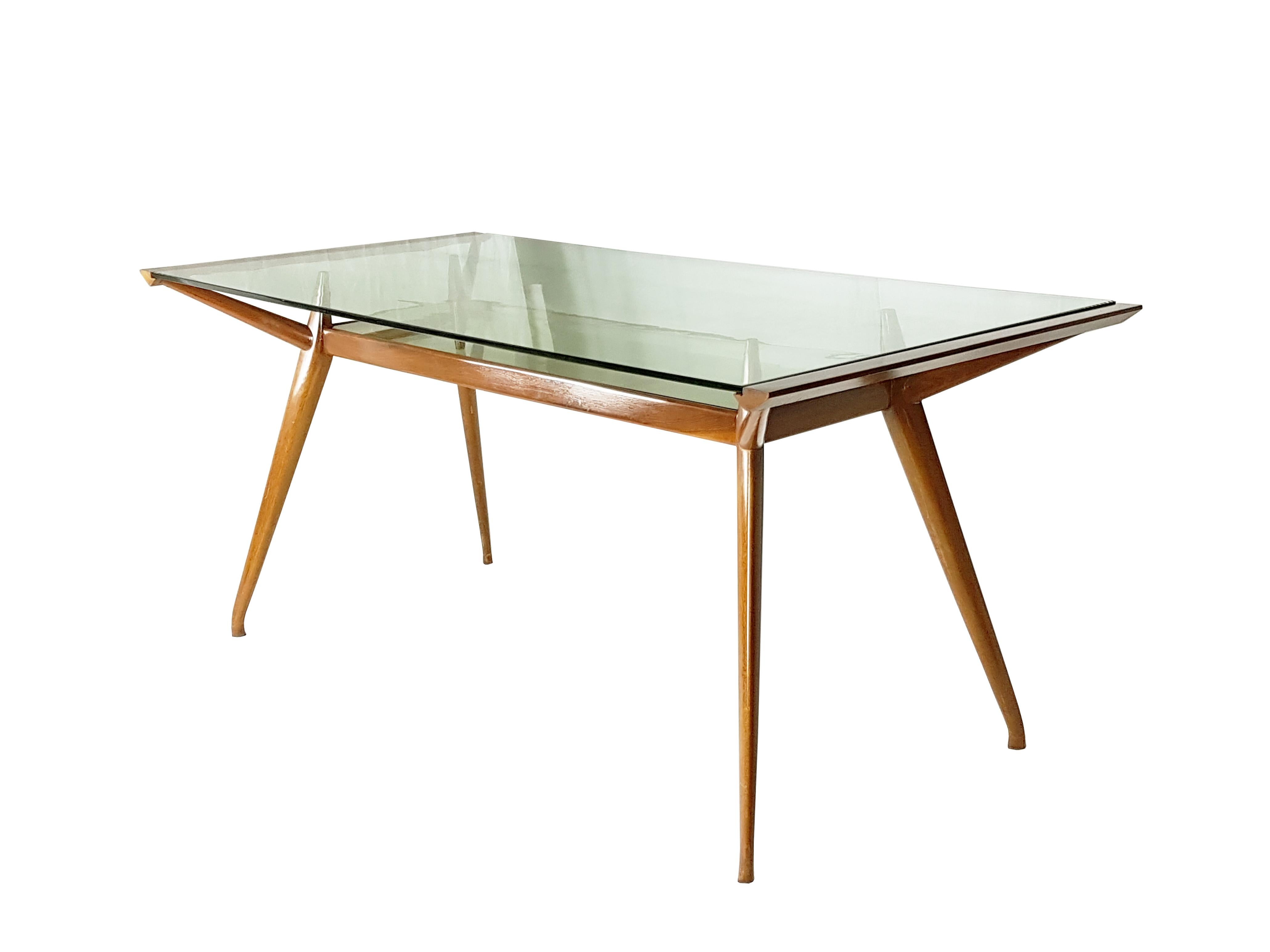 Esta preciosa mesa de comedor procede de una casa particular de los años 50 situada en Bérgamo, con muebles Isa e iluminación Stilnovo.
Está fabricada con una estructura de madera de haya y una tapa de cristal grueso. 
Bajo la encimera principal,
