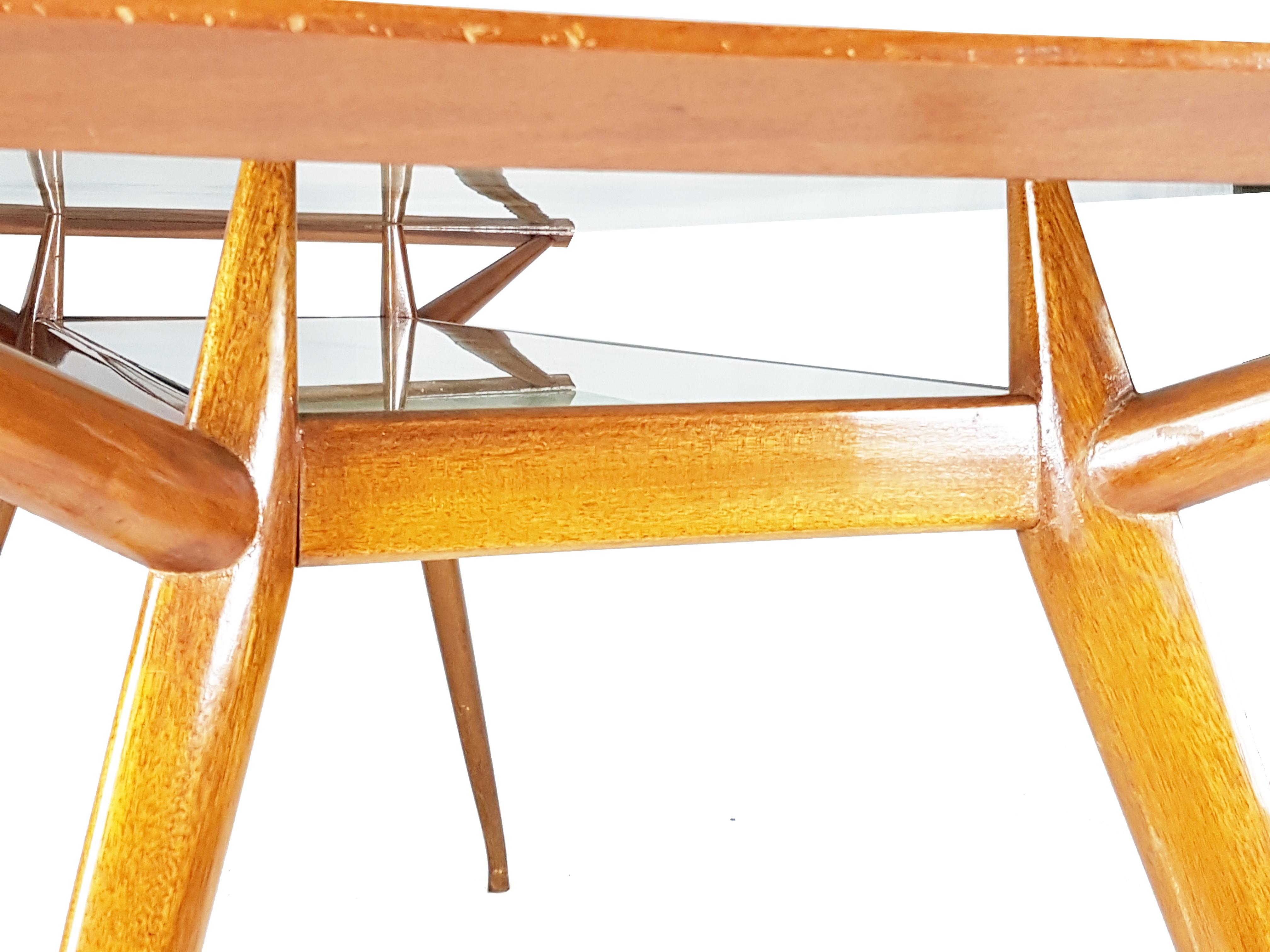 Mesa de comedor italiana de madera de haya y cristal de mediados de siglo atribuida a ISA en venta 1
