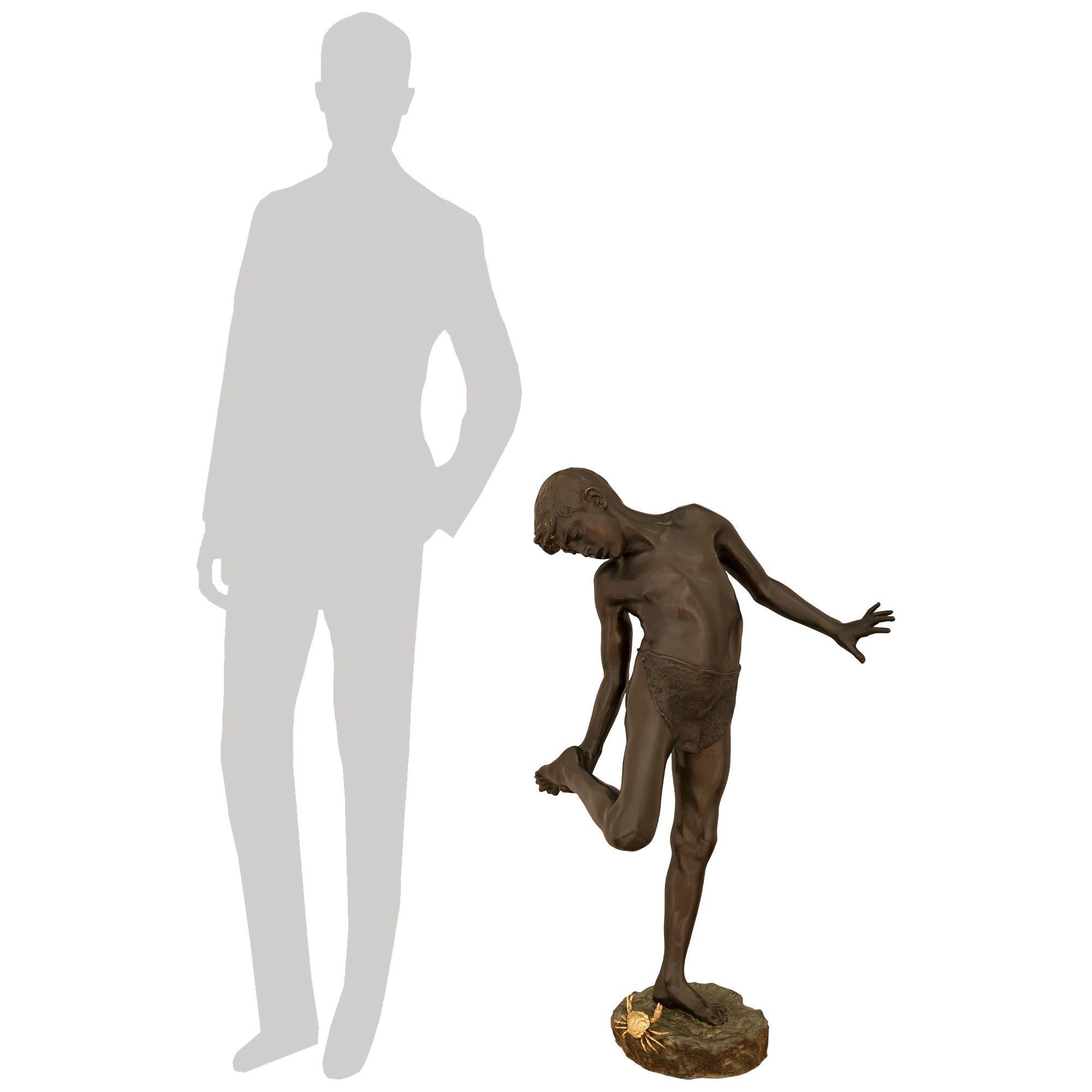 Eine entzückende und sehr charmante italienische Jahrhundertwende Belle Epoque Periode patiniert Bronzestatue eines kleinen Jungen mit dem Titel 