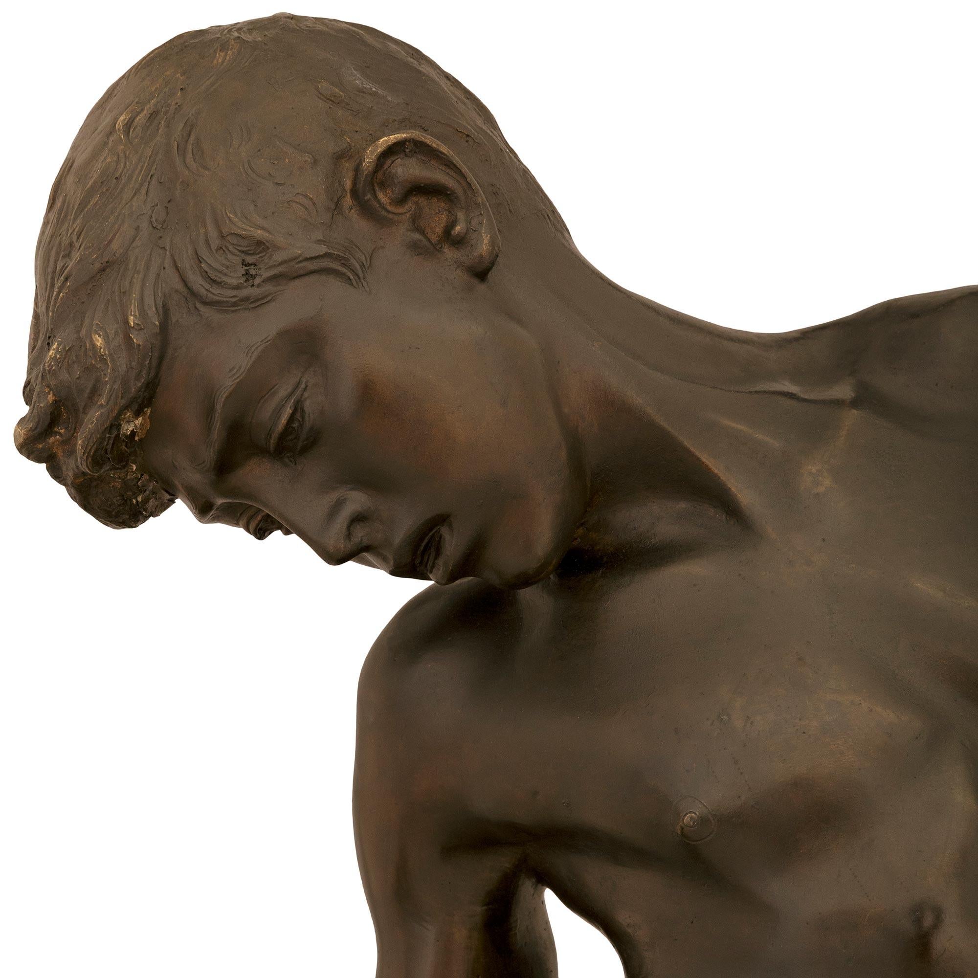 Italienische Bronzestatue aus der Belle Epoque-Periode mit dem Titel Il Granchio, signiert von De Lotto (19. Jahrhundert) im Angebot