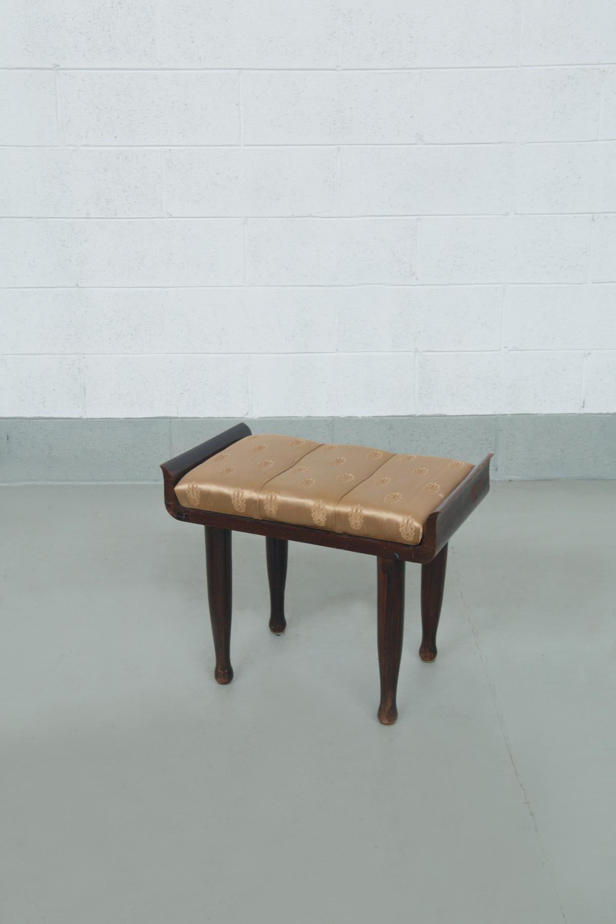 Eleganter italienischer Hocker oder Bank von Paolo Buffa, 1940er-1950er Jahre - Mit originalem Goldsatinstoff
Seltener italienischer Hocker aus den 1940er-1950er Jahren, Paolo Buffa zugeschrieben, mit originalem goldenem Satinstoff, neoklassischem