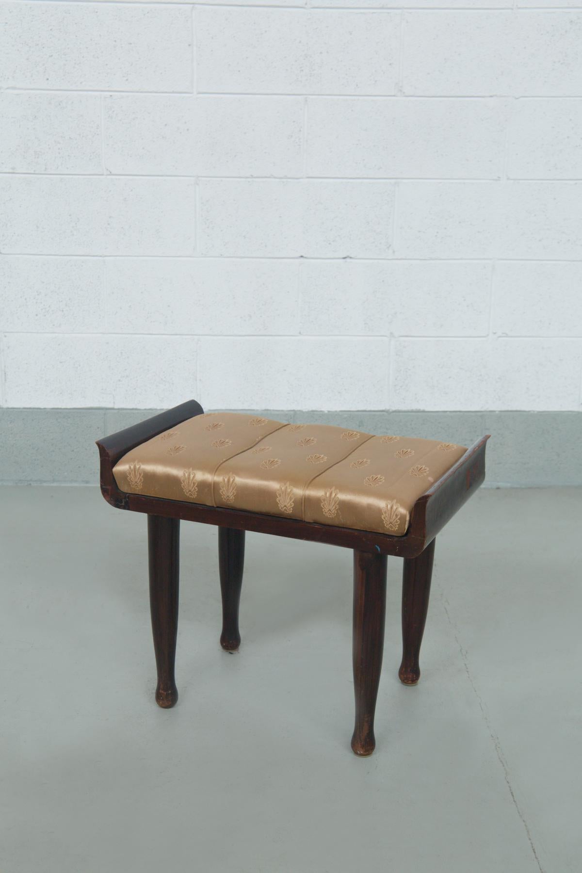 Italienische Bank von Paolo Buffa, mit originalem Goldsatin-Stoff im Zustand „Relativ gut“ im Angebot in Milano, IT