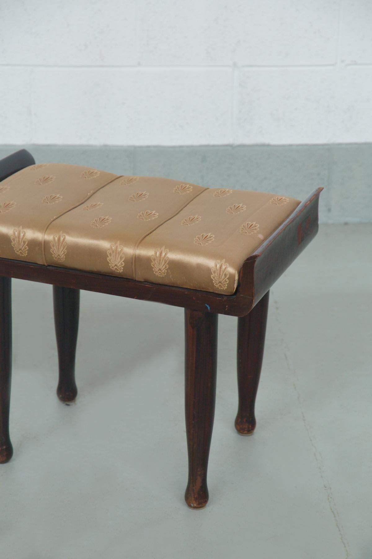 Italienische Bank von Paolo Buffa, mit originalem Goldsatin-Stoff (Mitte des 20. Jahrhunderts) im Angebot