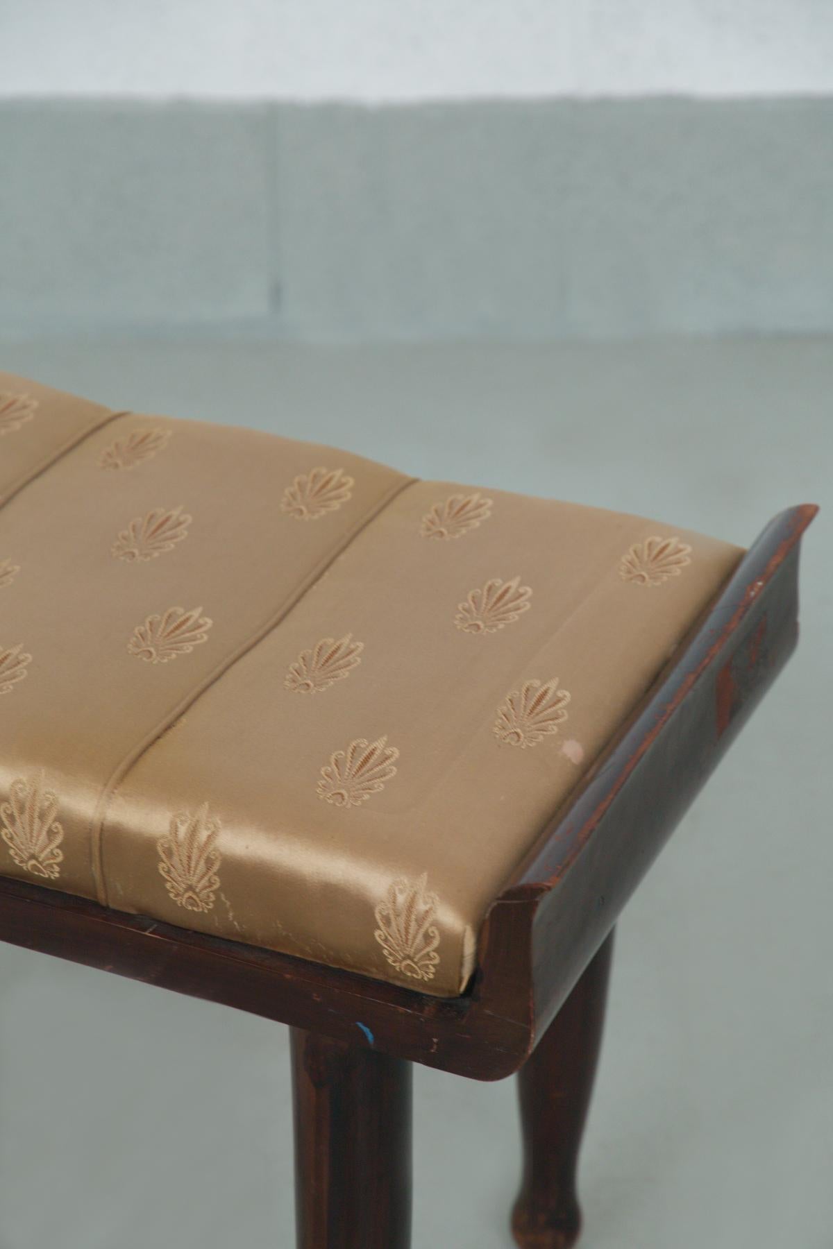 Italienische Bank von Paolo Buffa, mit originalem Goldsatin-Stoff (Satin) im Angebot