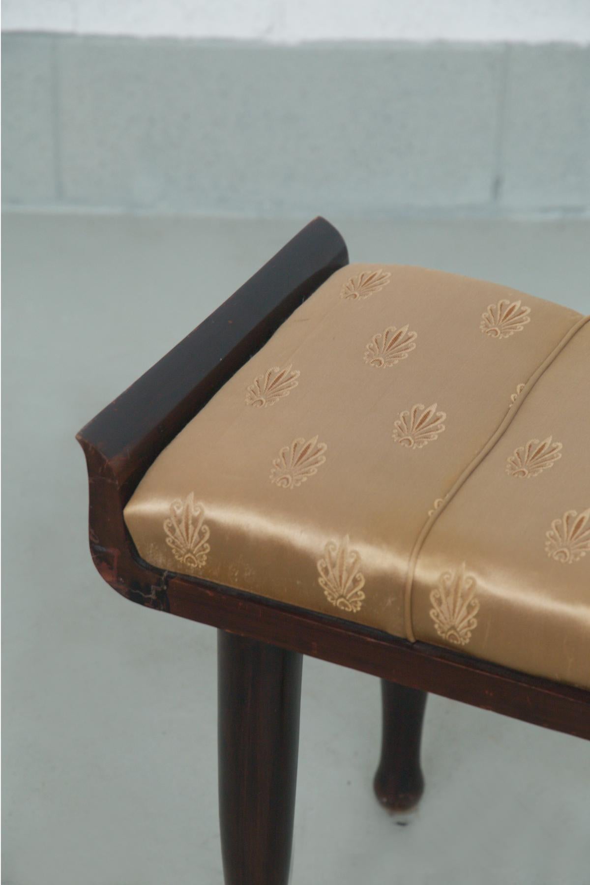 Italienische Bank von Paolo Buffa, mit originalem Goldsatin-Stoff im Angebot 1