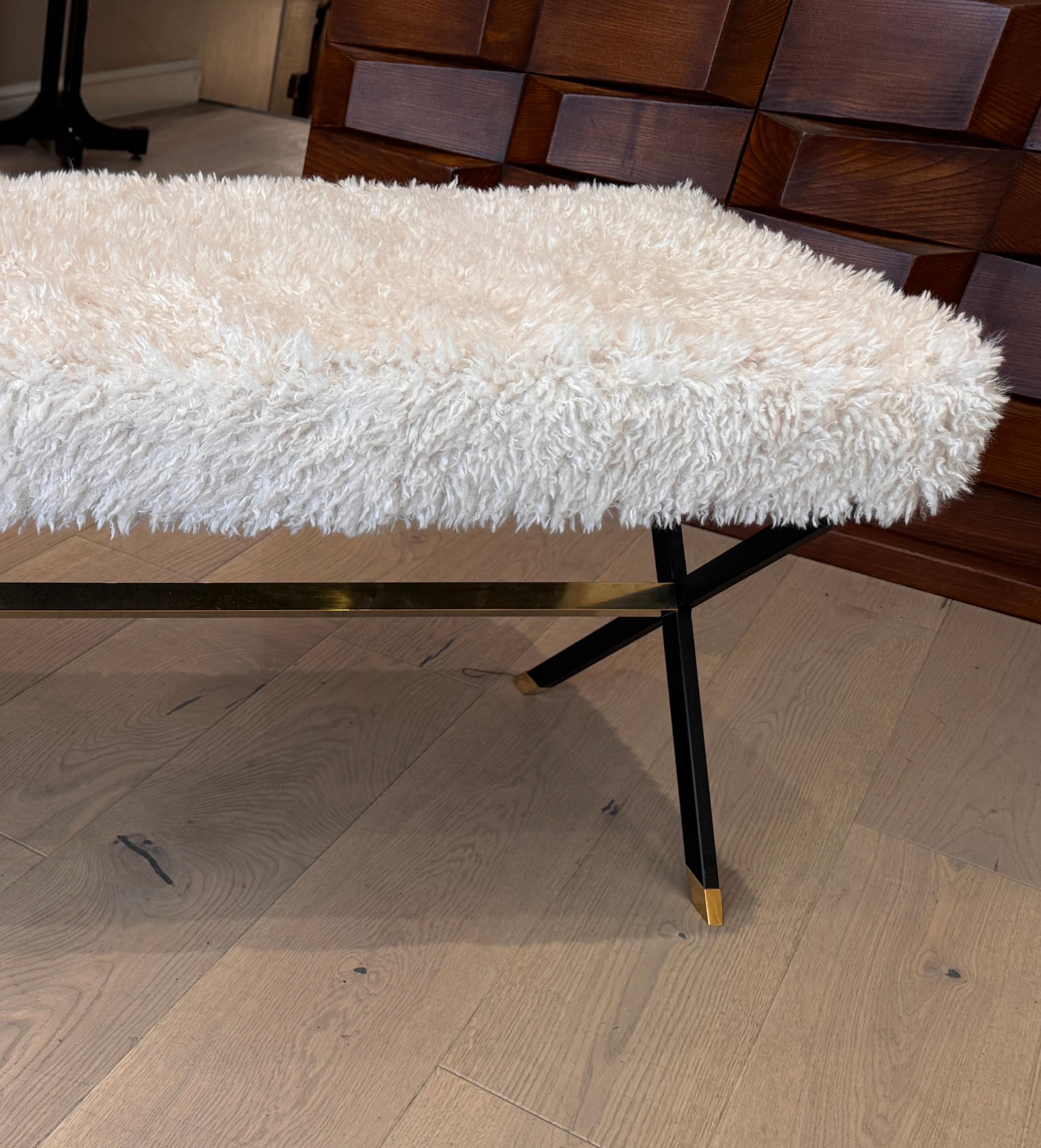 Émaillé Banc italien en métal noir émaillé et laiton avec revêtement en fourrure. en vente