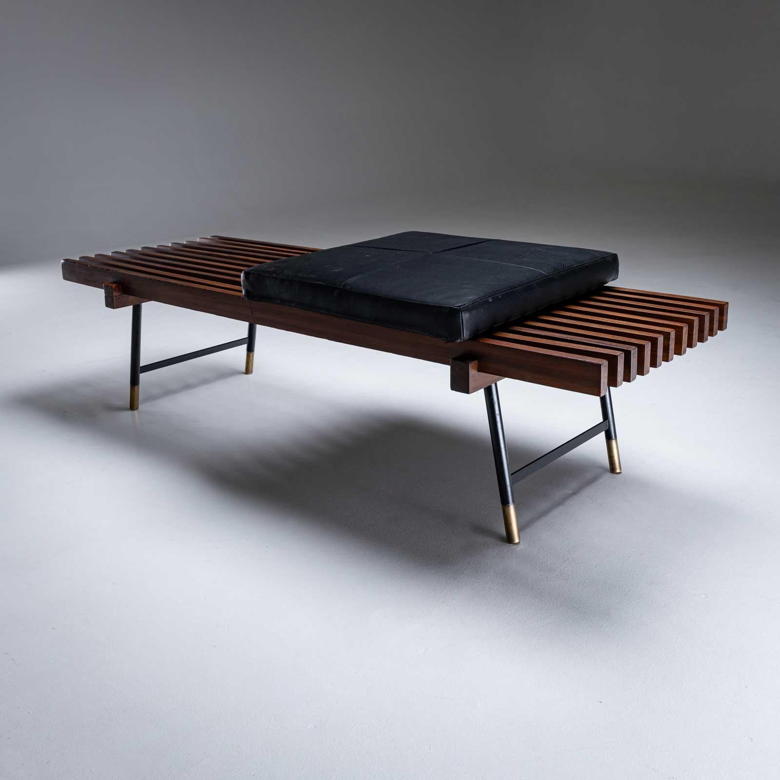 Banc italien avec coussin en cuir, vers 1960 en vente 5