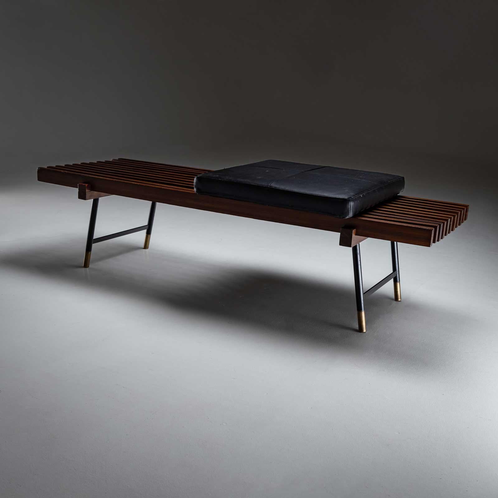 Banc italien avec coussin en cuir, vers 1960 Bon état - En vente à New York, NY