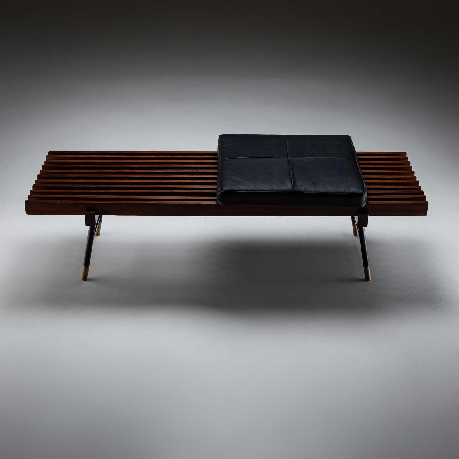 20ième siècle Banc italien avec coussin en cuir, vers 1960 en vente