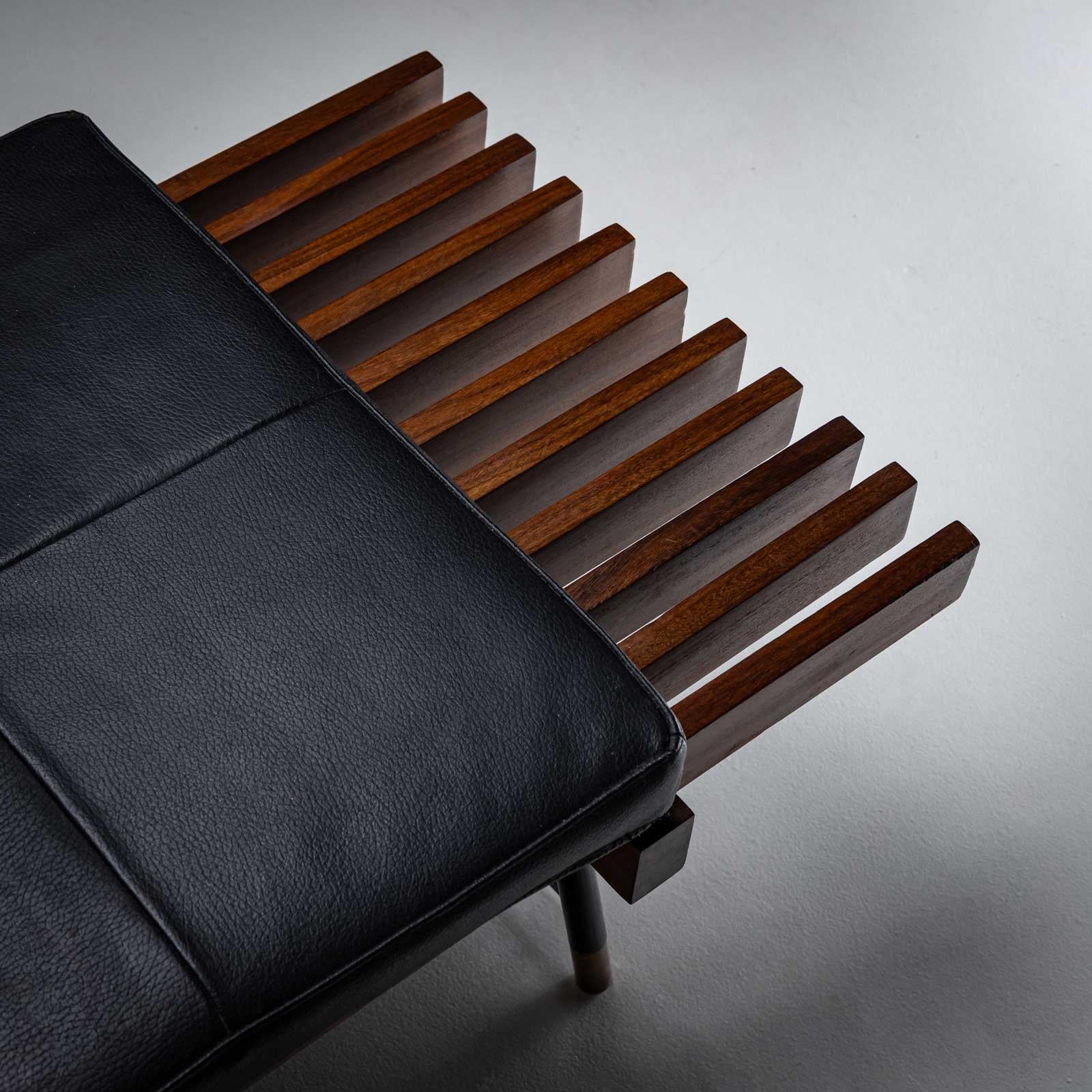 Banc italien avec coussin en cuir, vers 1960 en vente 1