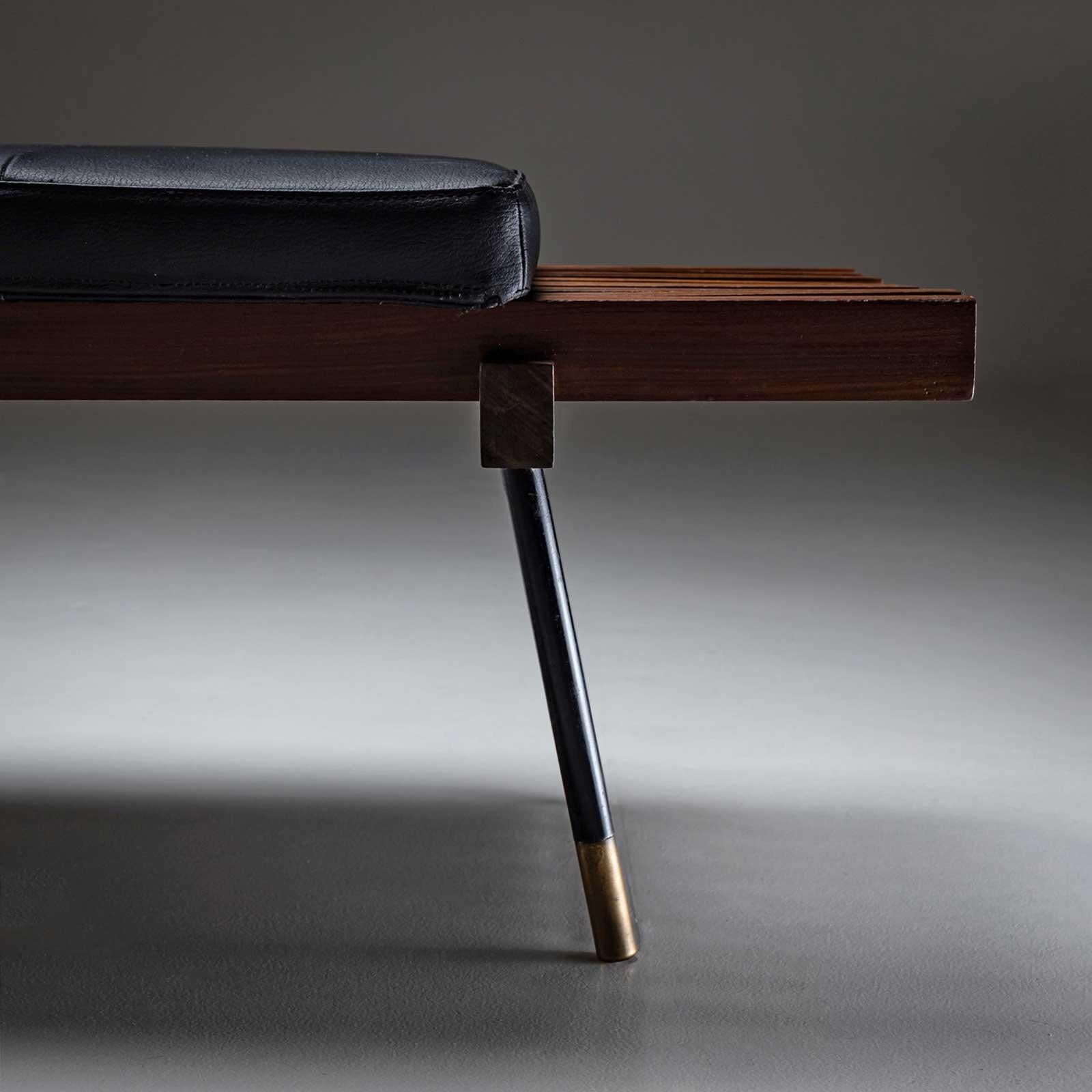 Banc italien avec coussin en cuir, vers 1960 en vente 2