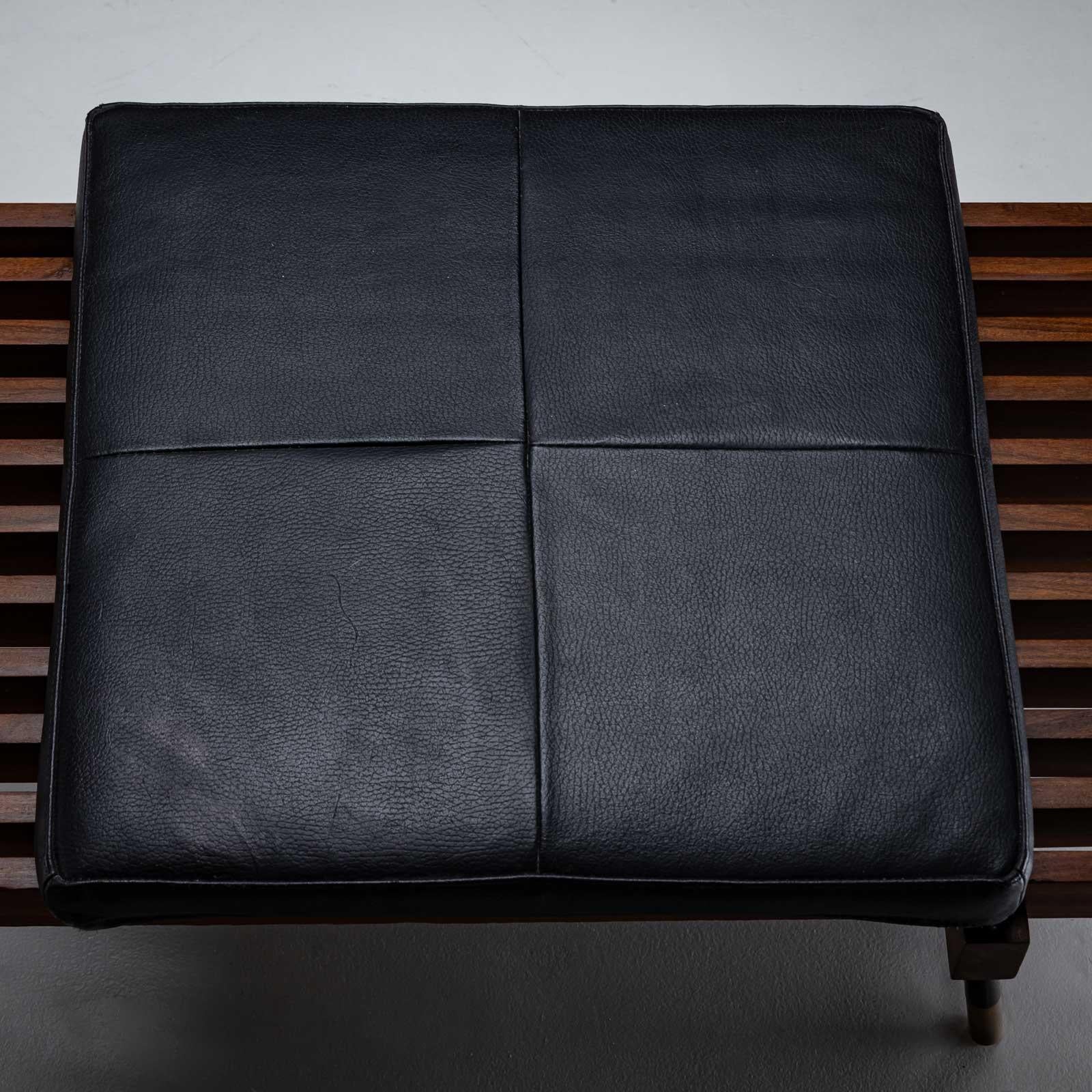 Banc italien avec coussin en cuir, vers 1960 en vente 3