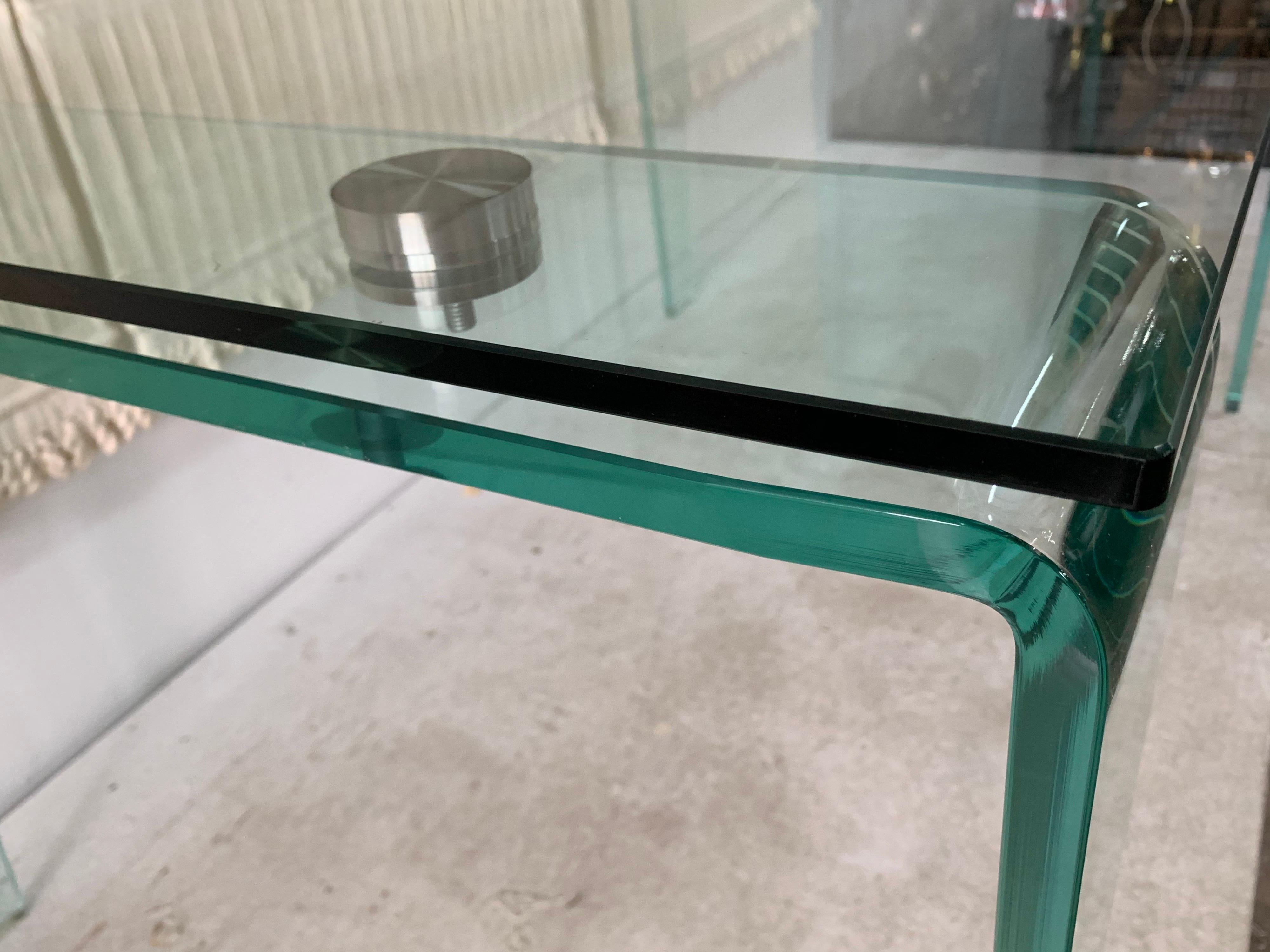 Italienischer Tisch/Schreibtisch aus gebogenem Glas:: FIAM zugeschrieben (20. Jahrhundert) im Angebot
