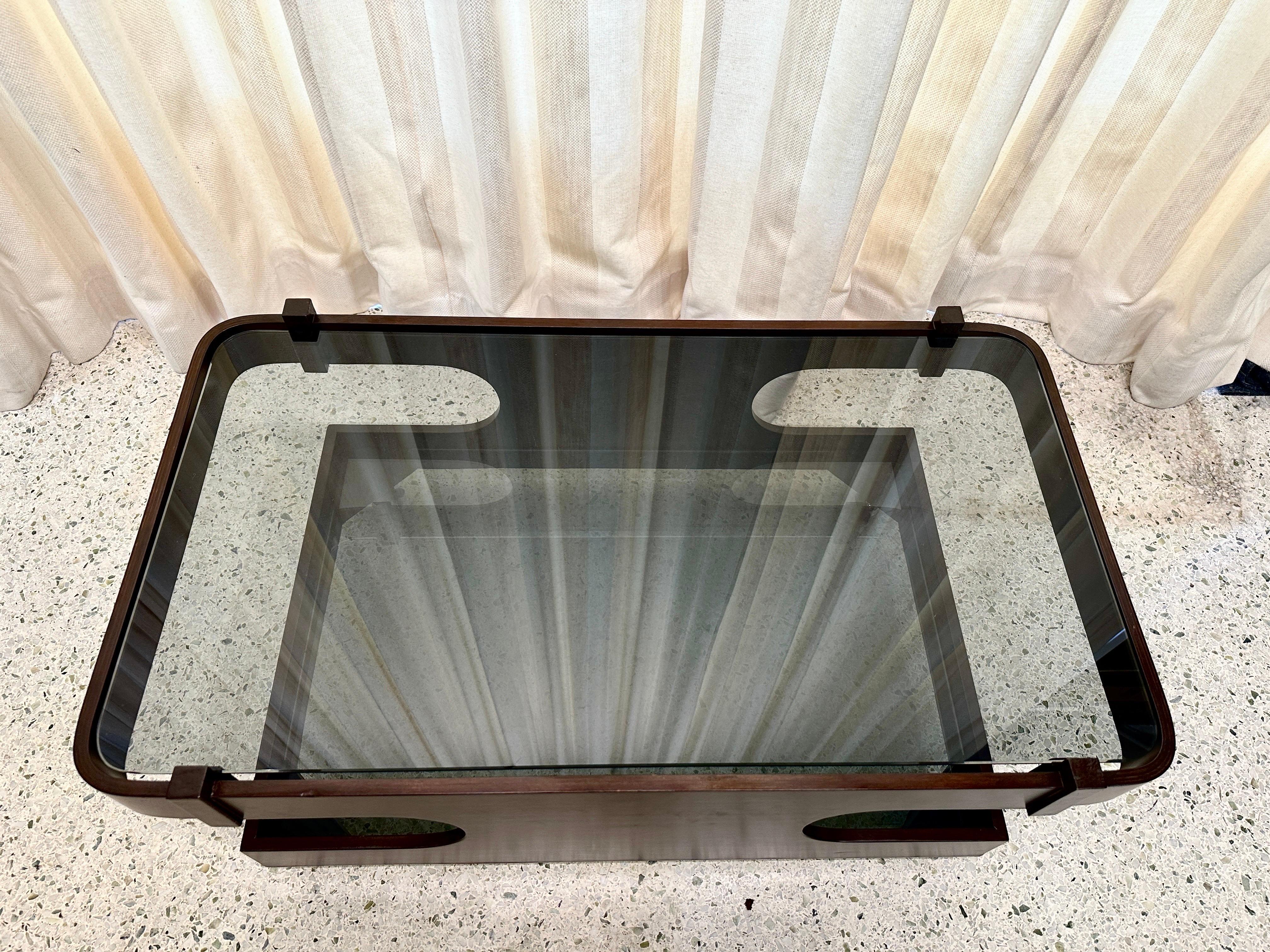 Dies ist ein kleiner italienischer zweistöckiger Couchtisch auf Rollen mit geräuchertem Glas, das vor kurzem ersetzt wurde.  Dieses Zitat ist ein schweres Stück, so dass es sehr stabil ist, wo immer Sie es verwenden müssen.