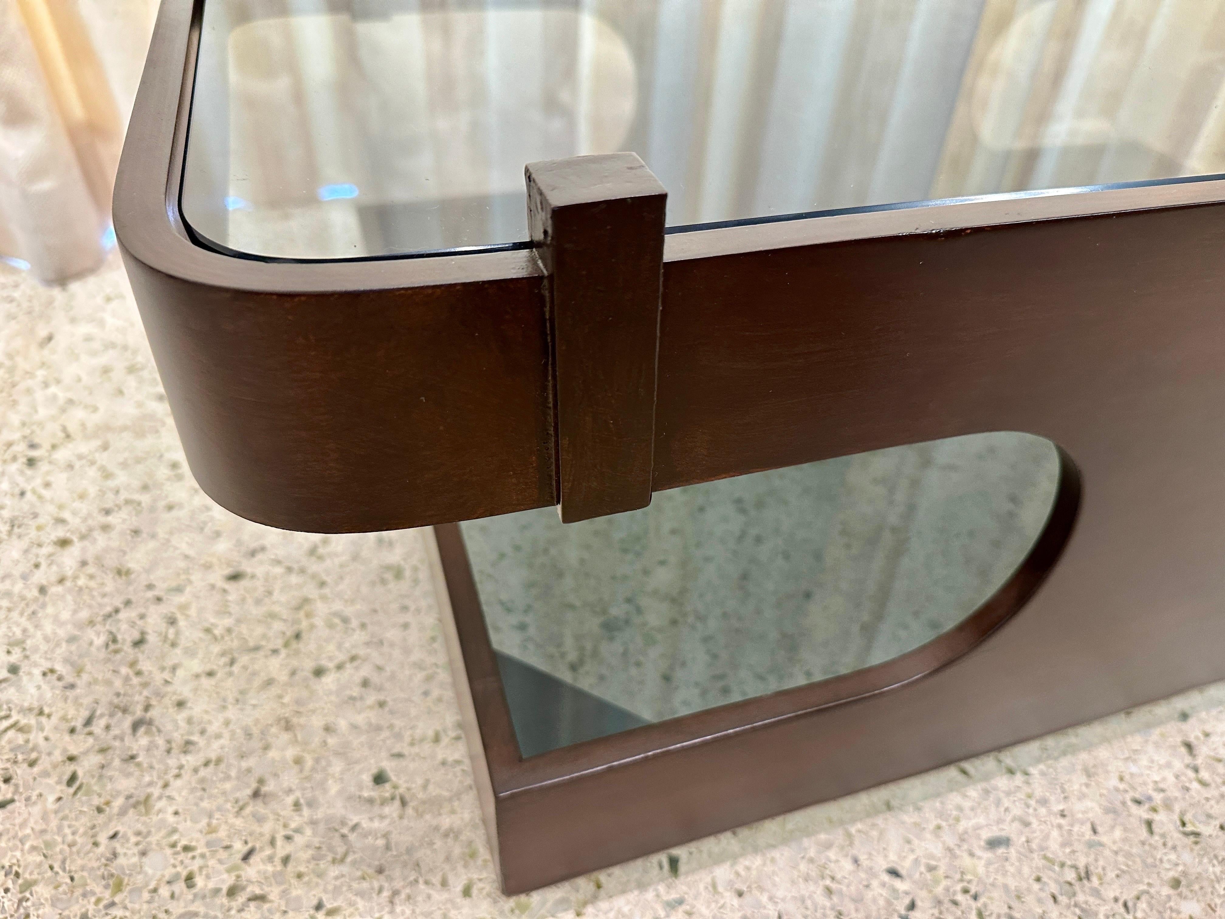 Italienischer Couchtisch aus gebogenem Holz und Glas mit zwei Etagen auf Rollen (Moderne der Mitte des Jahrhunderts) im Angebot
