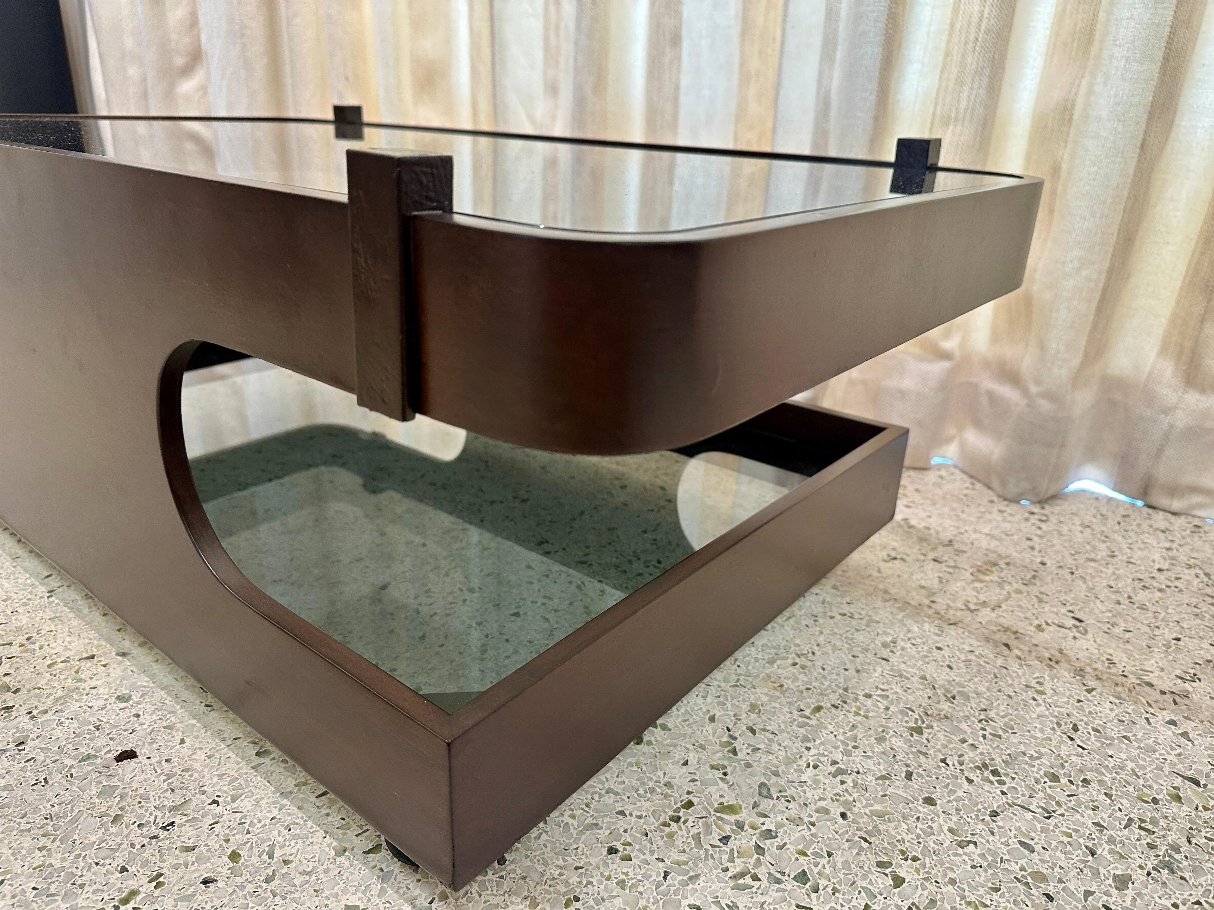 Italienischer Couchtisch aus gebogenem Holz und Glas mit zwei Etagen auf Rollen im Zustand „Gut“ im Angebot in North Miami, FL