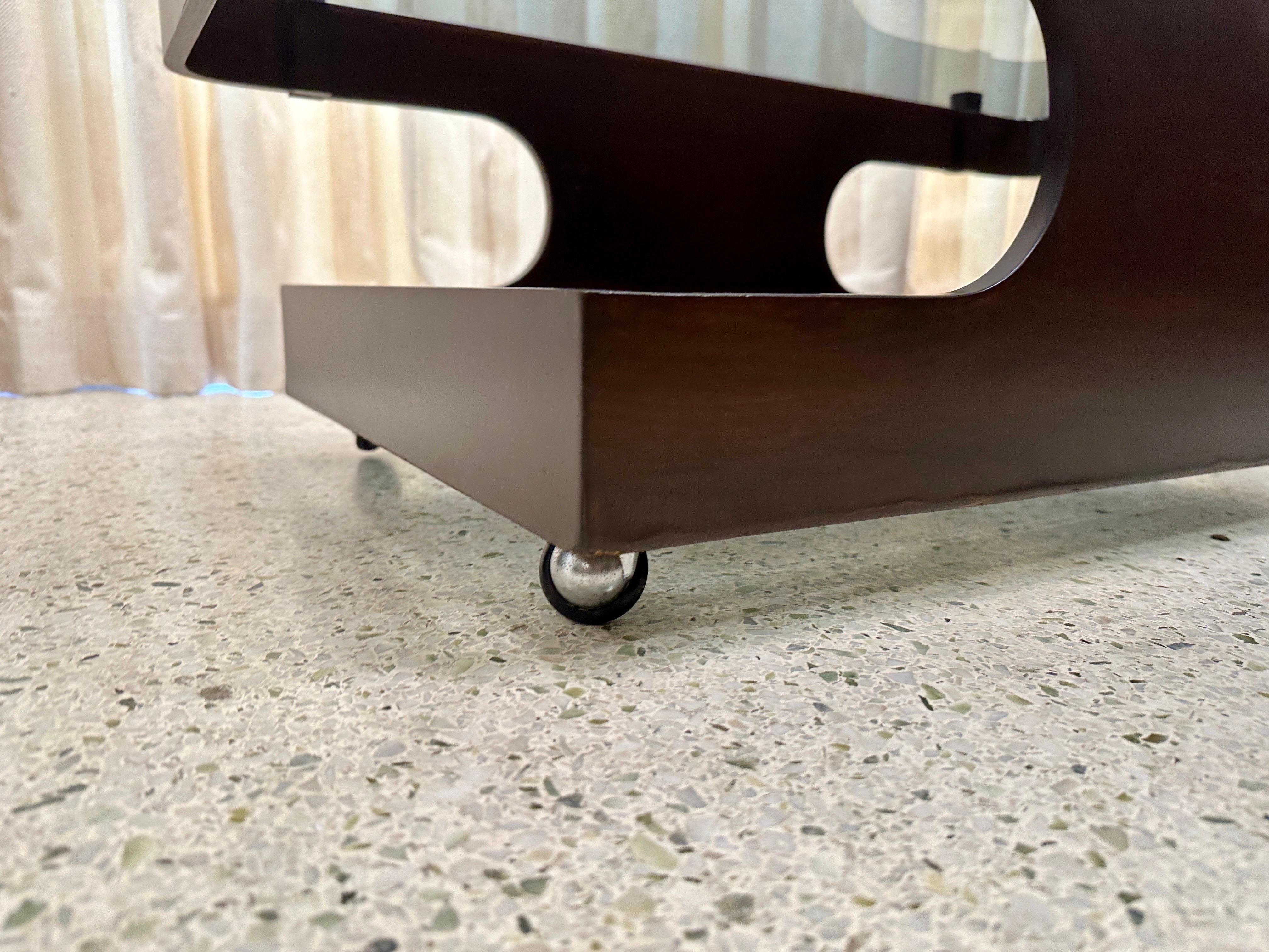 Italienischer Couchtisch aus gebogenem Holz und Glas mit zwei Etagen auf Rollen (Mitte des 20. Jahrhunderts) im Angebot