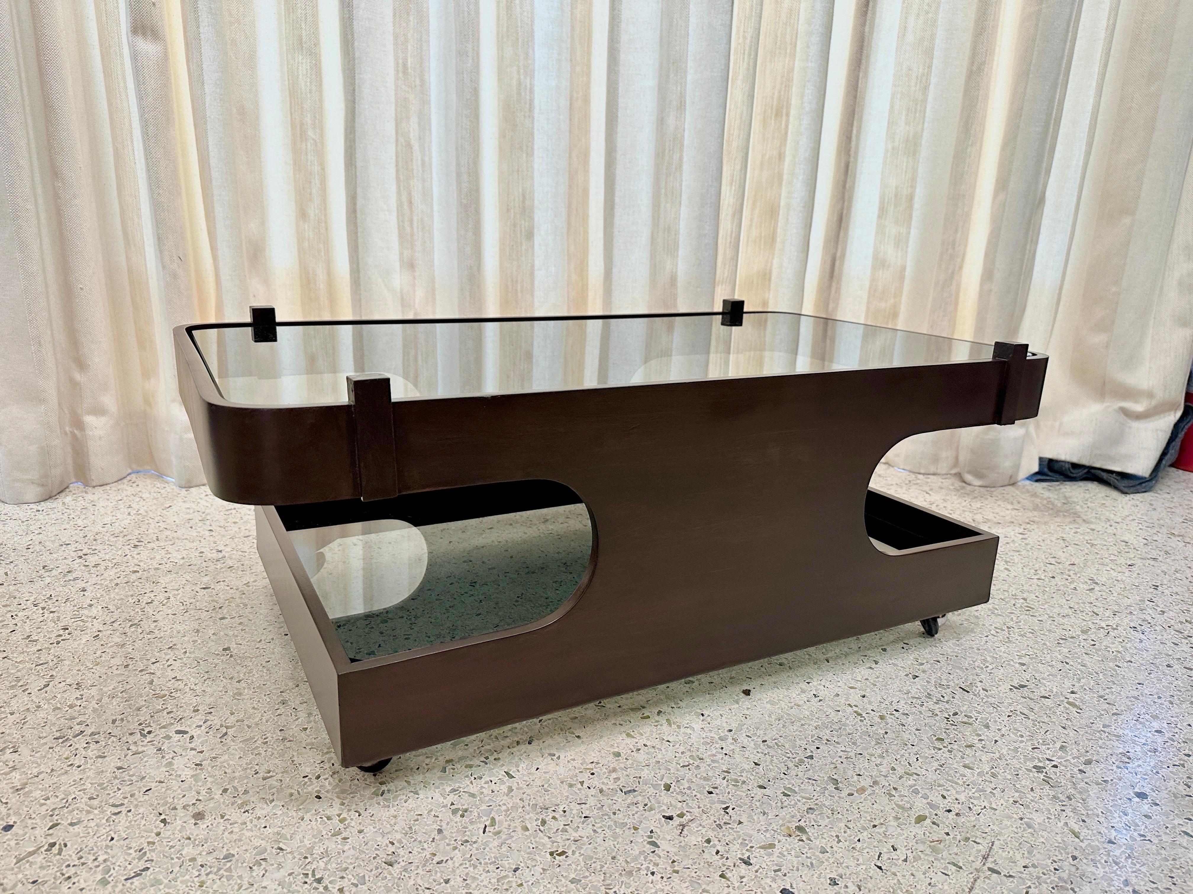 Italienischer Couchtisch aus gebogenem Holz und Glas mit zwei Etagen auf Rollen (Rauchglas) im Angebot