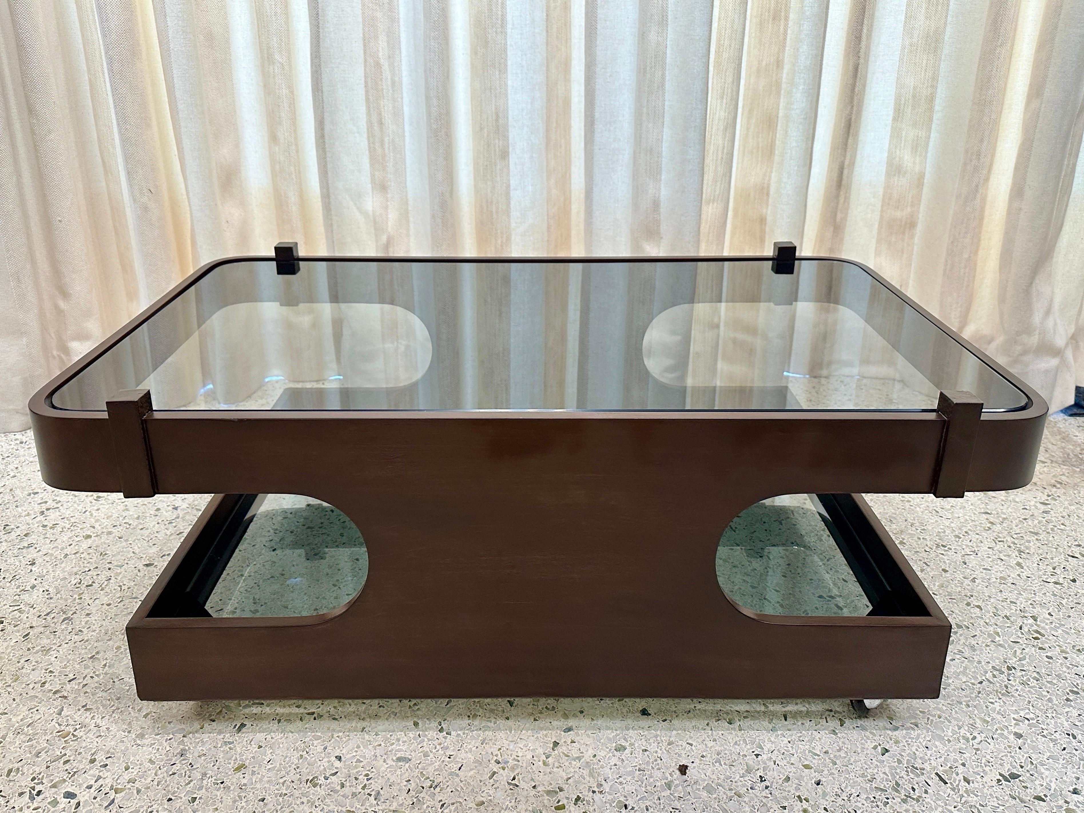 Italienischer Couchtisch aus gebogenem Holz und Glas mit zwei Etagen auf Rollen im Angebot 1