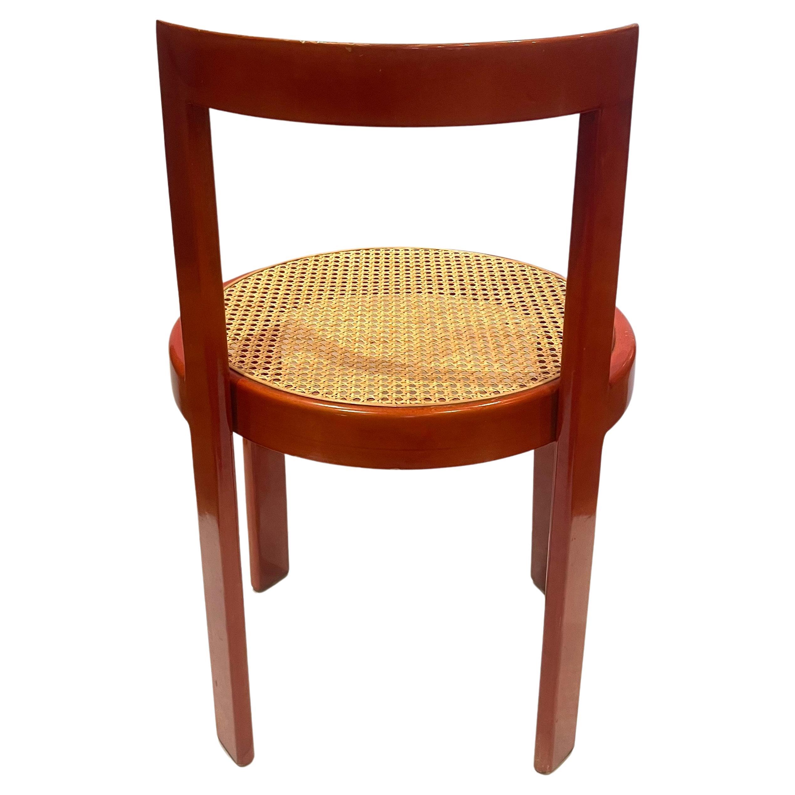Fabuleux ensemble de 6 chaises de salle à manger italiennes en bois laqué rouge avec des sièges en rotin, belle couleur, difficile à trouver, en bon état avec une usure légère normale.