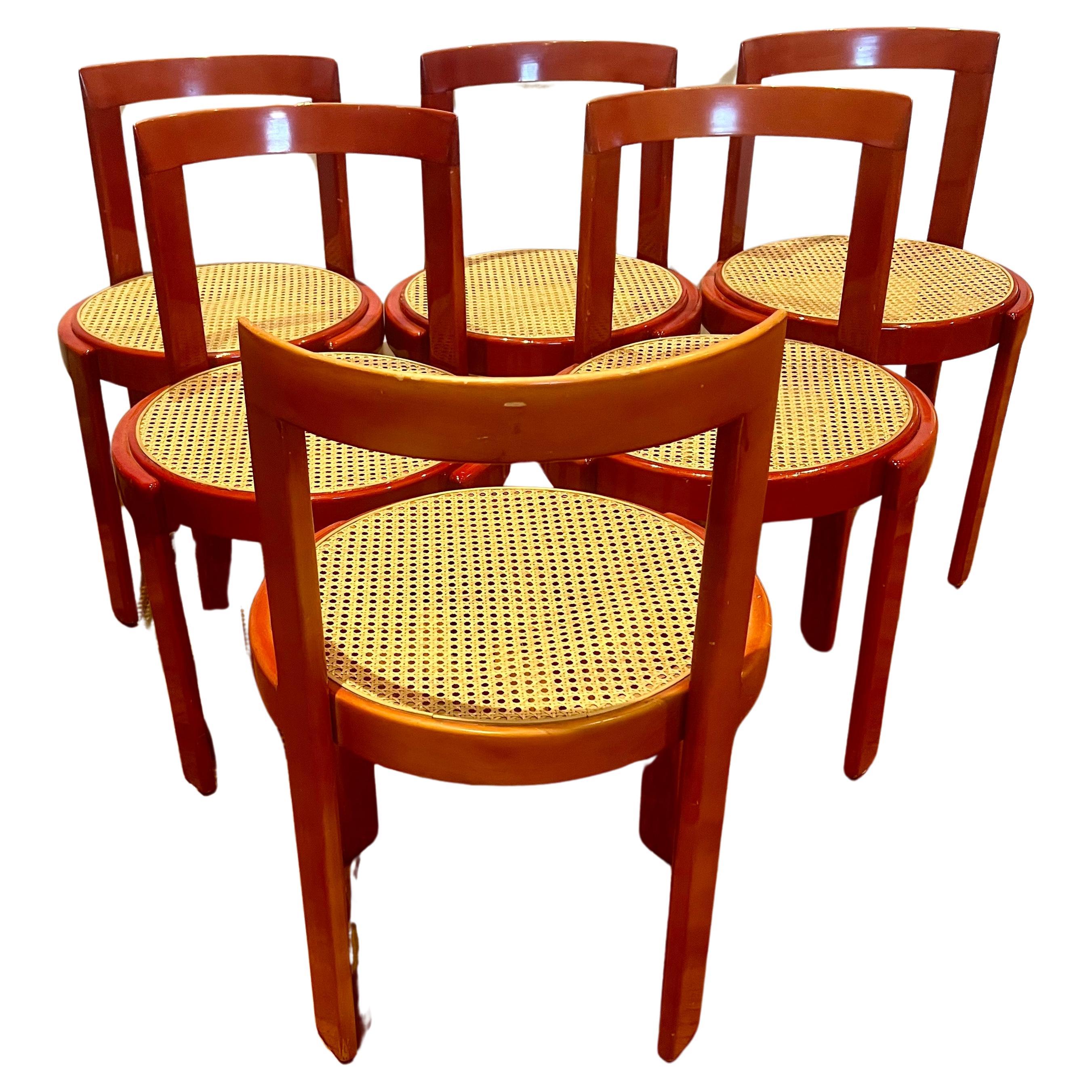 Canne Ensemble de 6 chaises italiennes en bois cintré laqué rouge du milieu du siècle dernier en vente
