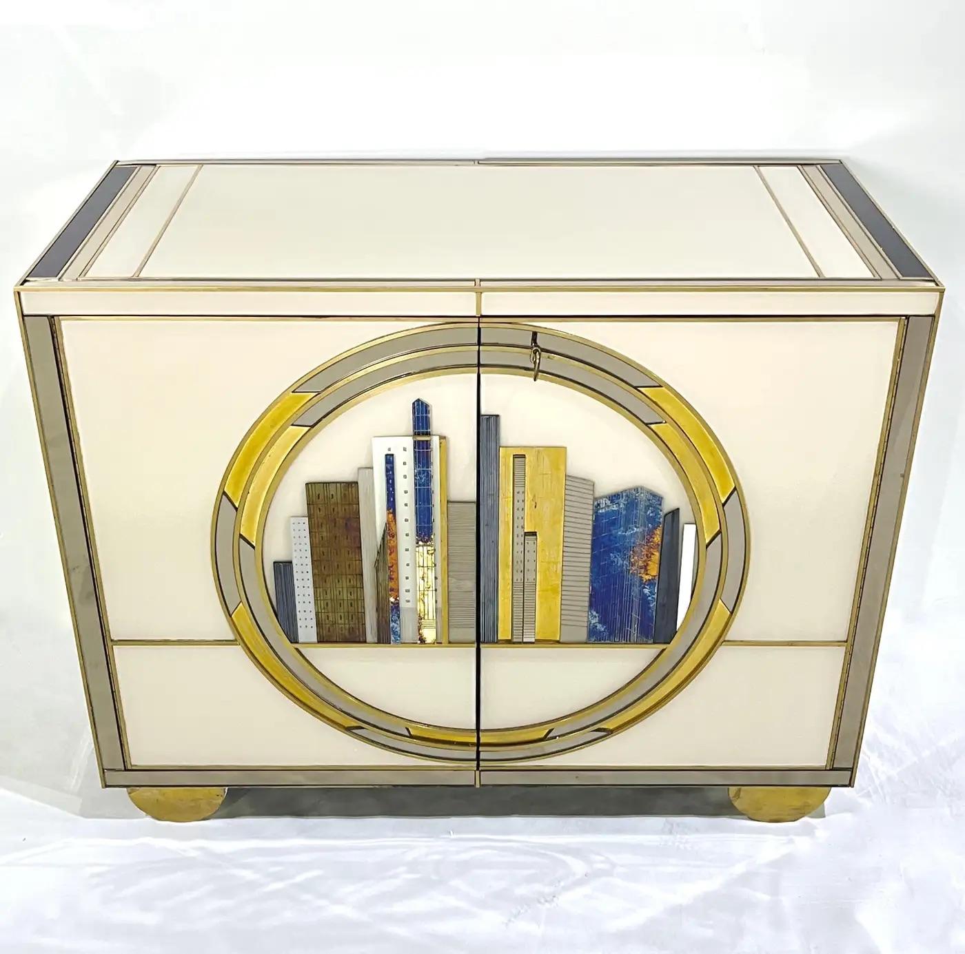 Armoires italiennes modernes sur mesure ivoire avec contour en laiton bleu or de New York en vente 5