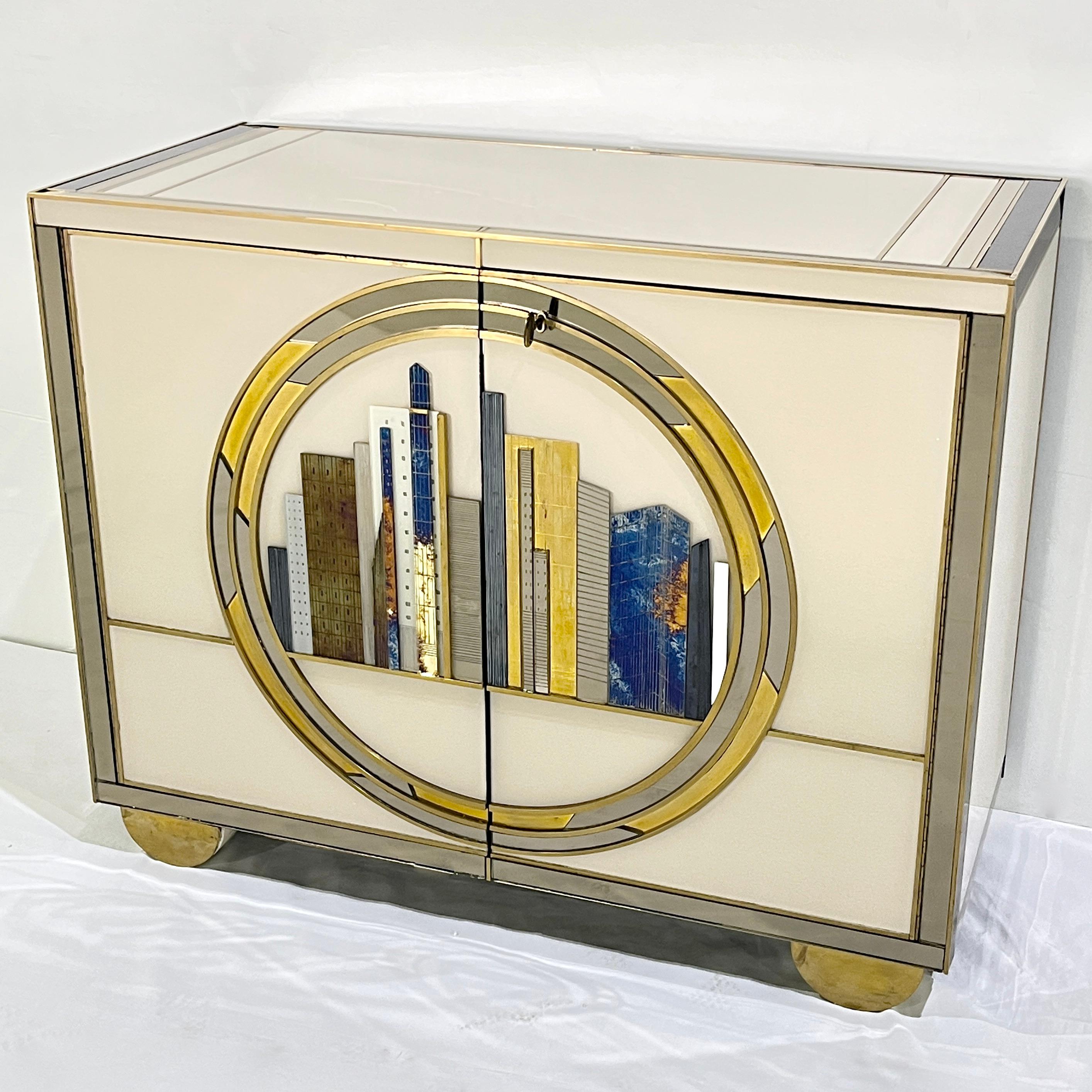 Italian Bespoke Modern Elfenbein Schränke mit Blau-Gold-Messing New York City Outline im Angebot 6