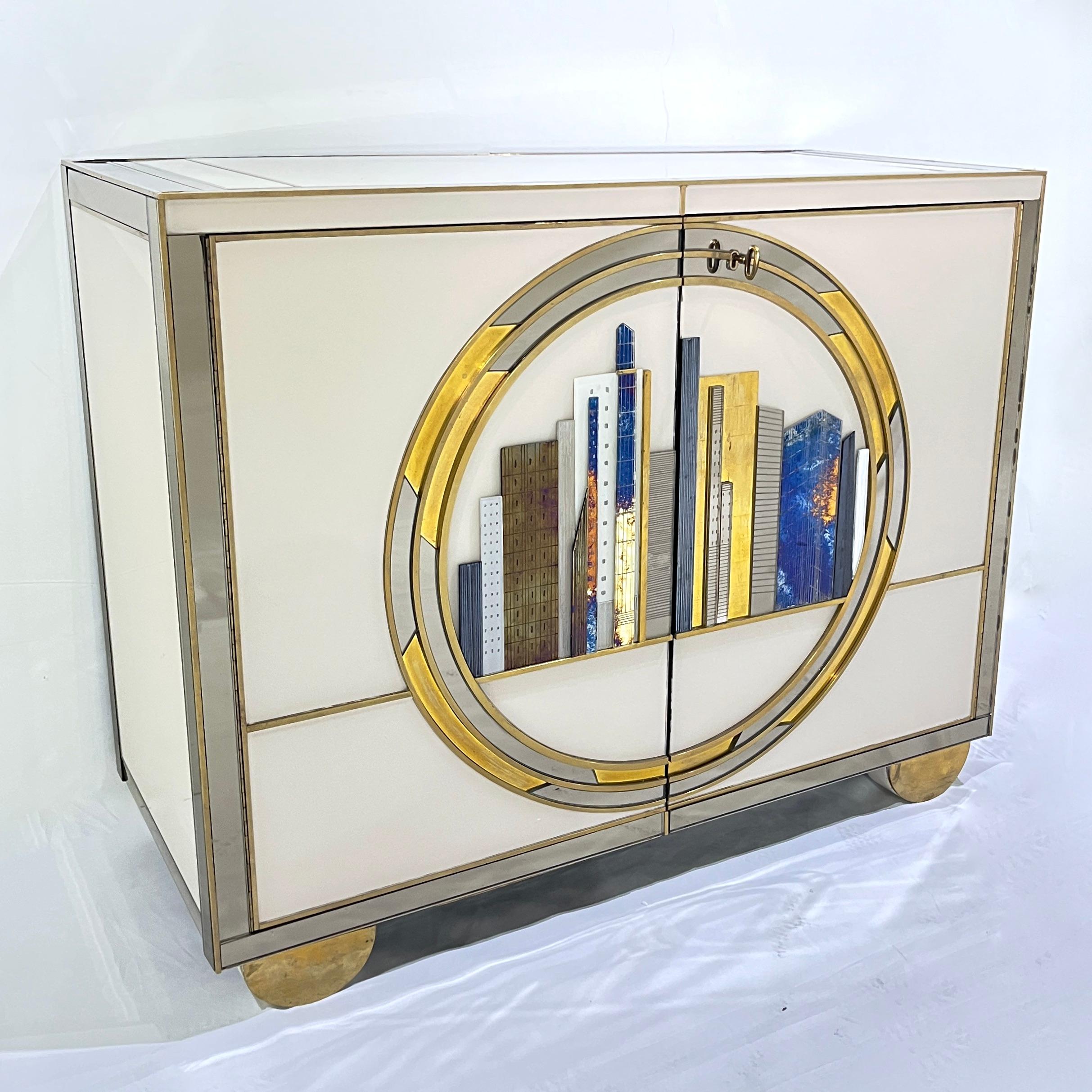 Italian Bespoke Modern Elfenbein Schränke mit Blau-Gold-Messing New York City Outline im Angebot 7