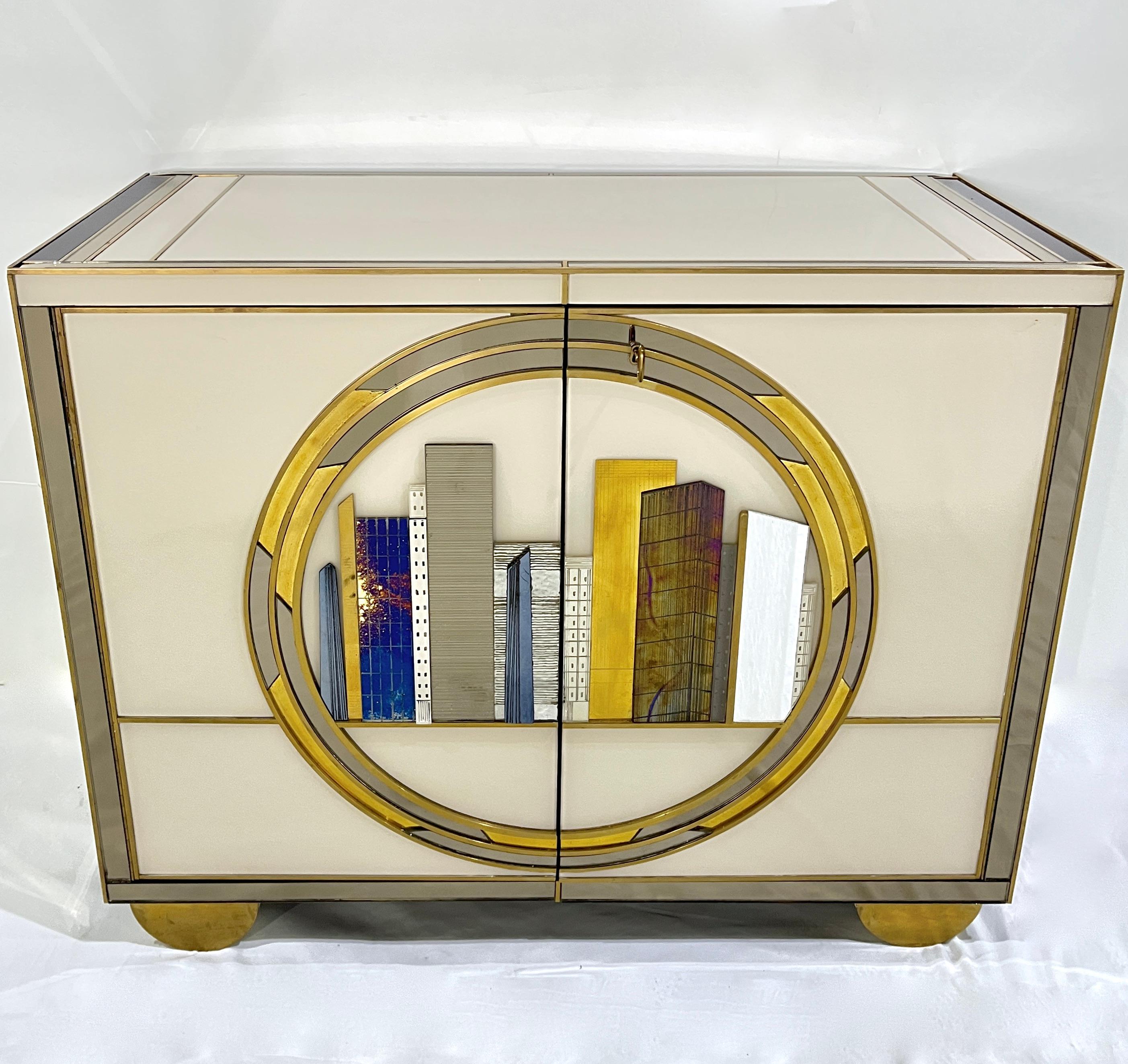 Italian Bespoke Modern Elfenbein Schränke mit Blau-Gold-Messing New York City Outline im Angebot 8