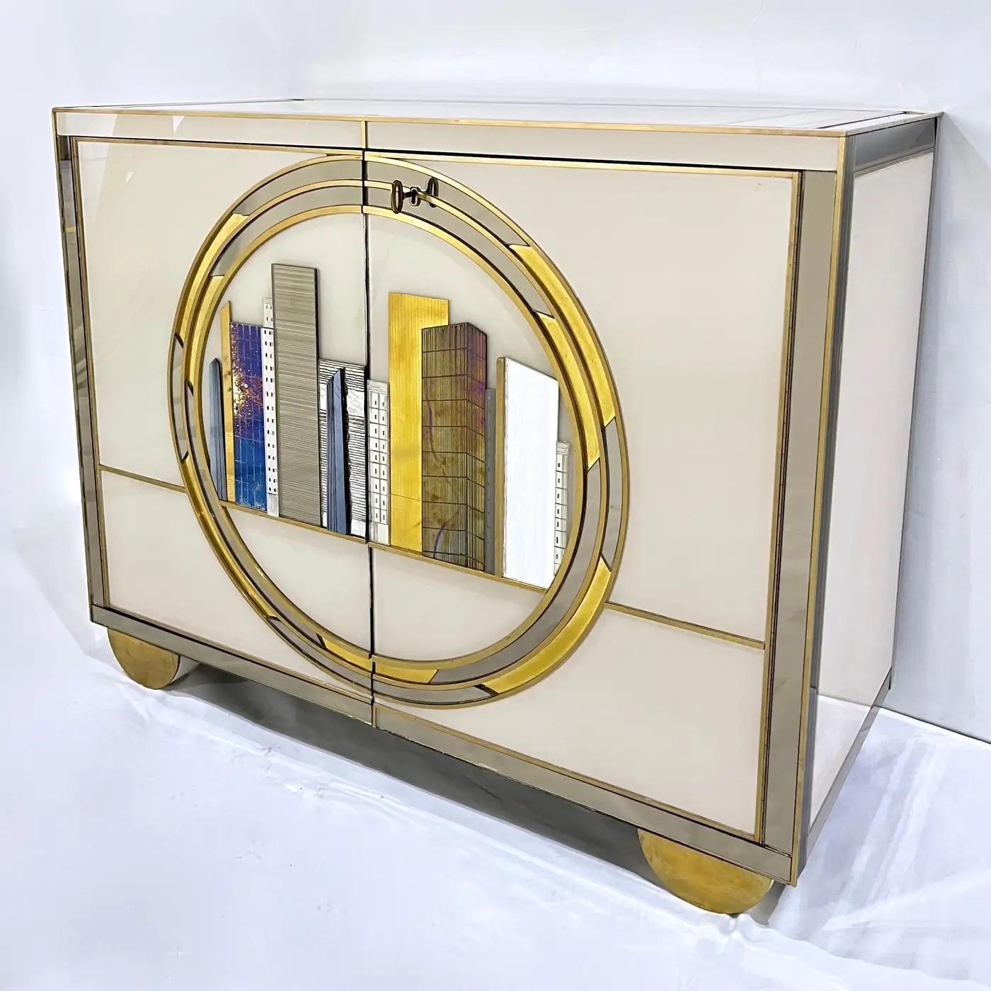 Paire d'armoires modernes italiennes au design raffiné, uniques en leur genre, entièrement fabriquées à la main avec une exécution détaillée. Le pourtour est en verre blanc crème, souligné par des cadres en miroir. Chaque meuble est décoré d'une