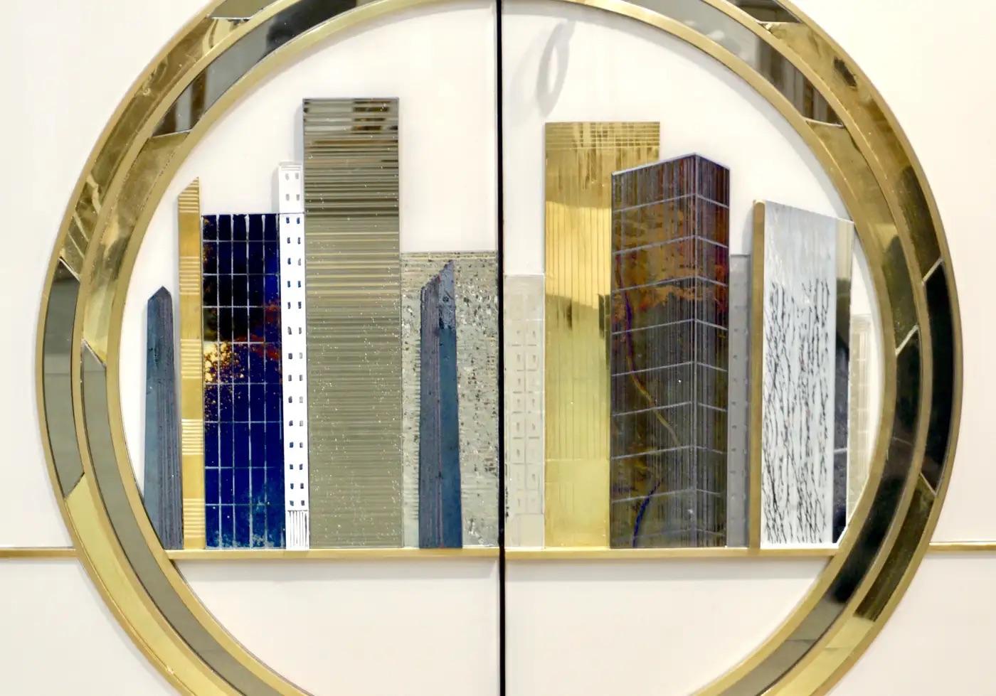 Moderne Armoires italiennes modernes sur mesure ivoire avec contour en laiton bleu or de New York en vente