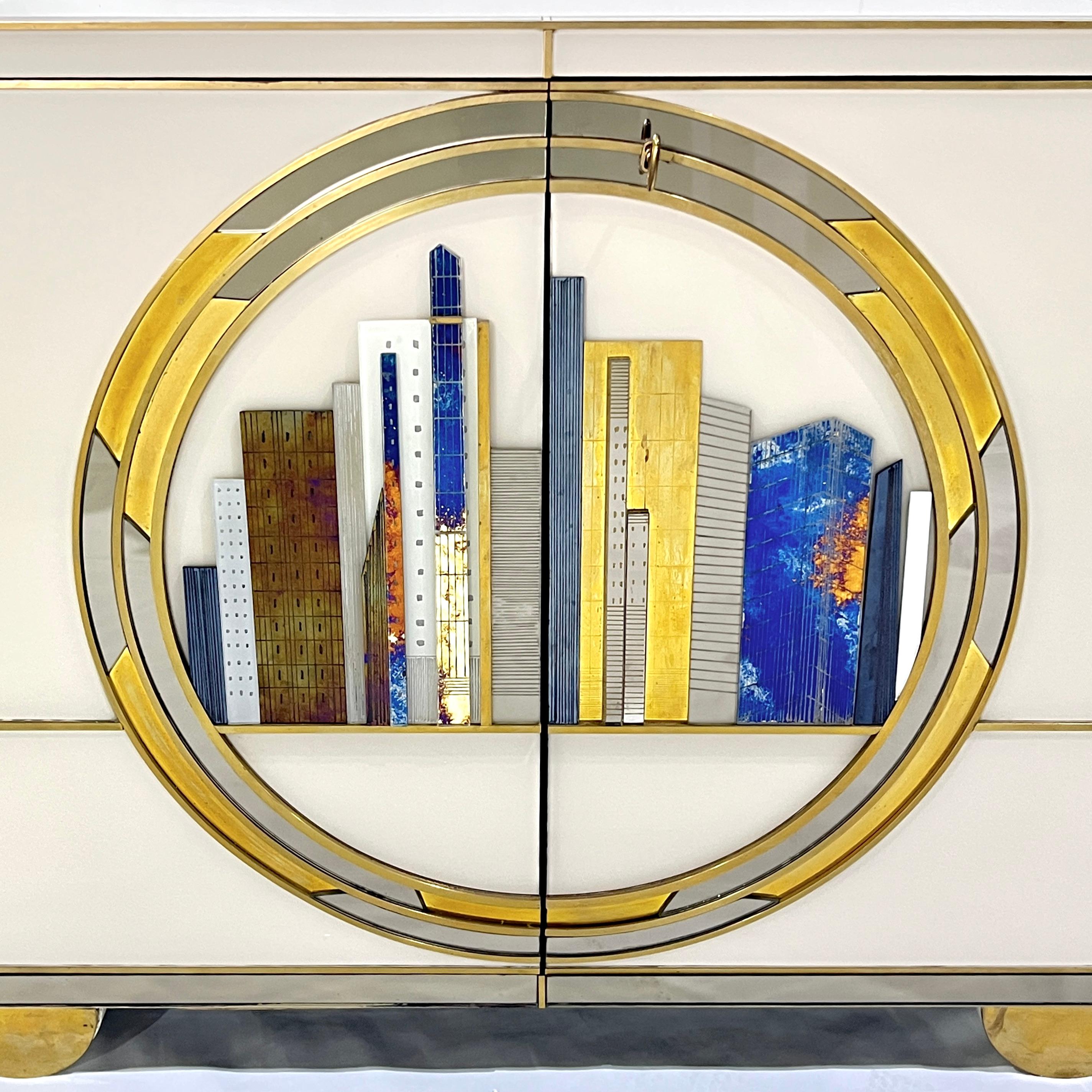Italian Bespoke Modern Elfenbein Schränke mit Blau-Gold-Messing New York City Outline (Italienisch) im Angebot