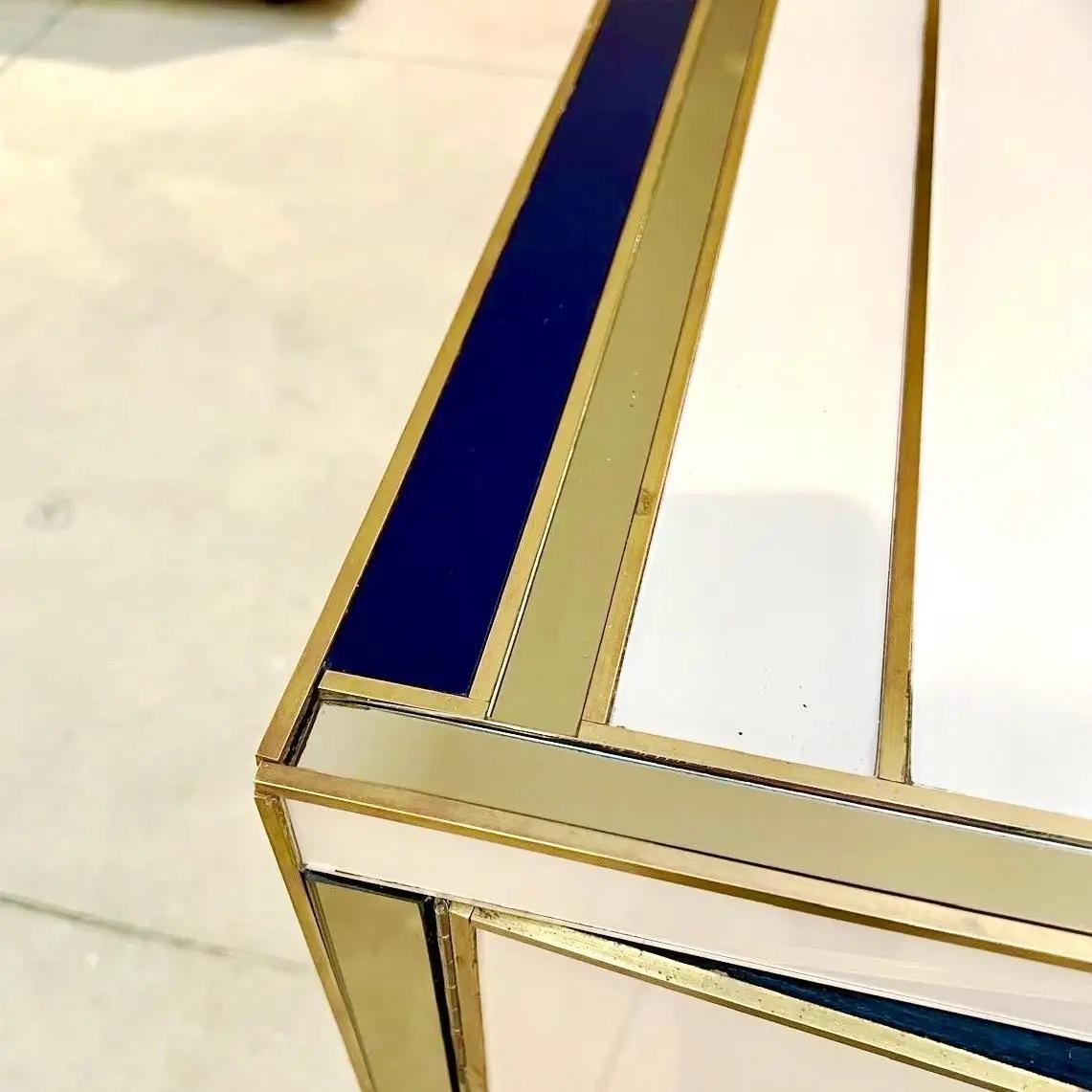 XXIe siècle et contemporain Armoires italiennes modernes sur mesure ivoire avec contour en laiton bleu or de New York en vente