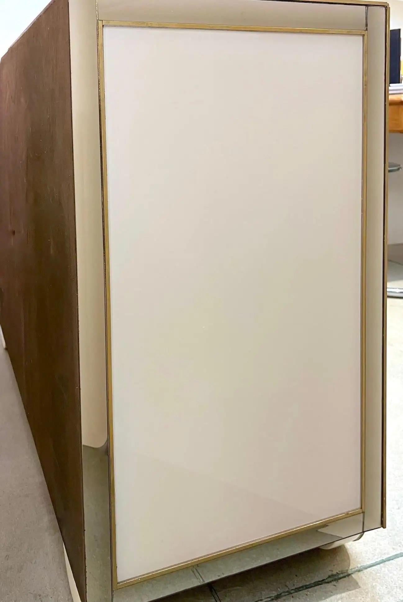 Laiton Armoires italiennes modernes sur mesure ivoire avec contour en laiton bleu or de New York en vente